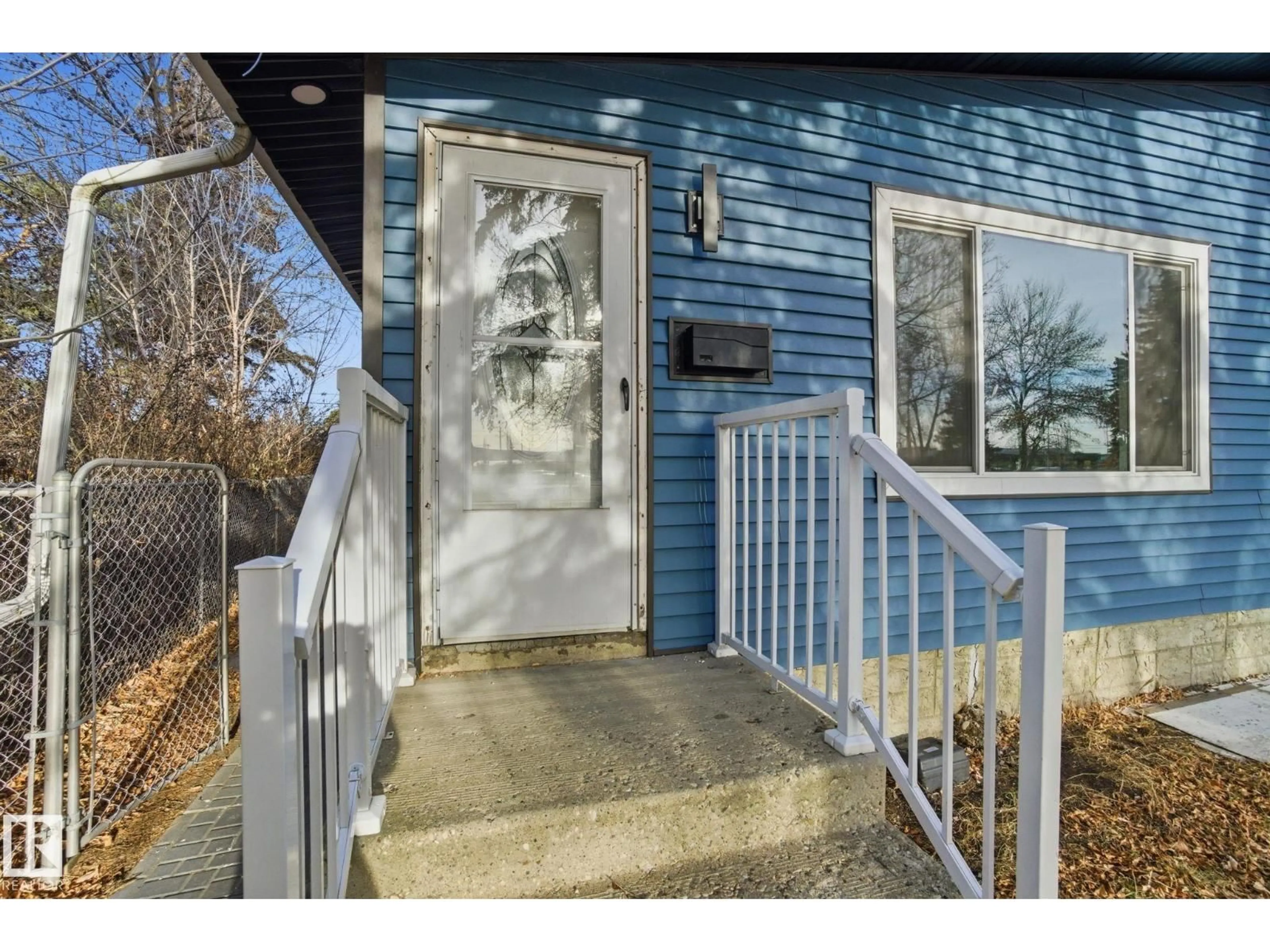 Indoor entryway for 8064 ARGYLL RD, Edmonton Alberta T6C4B1
