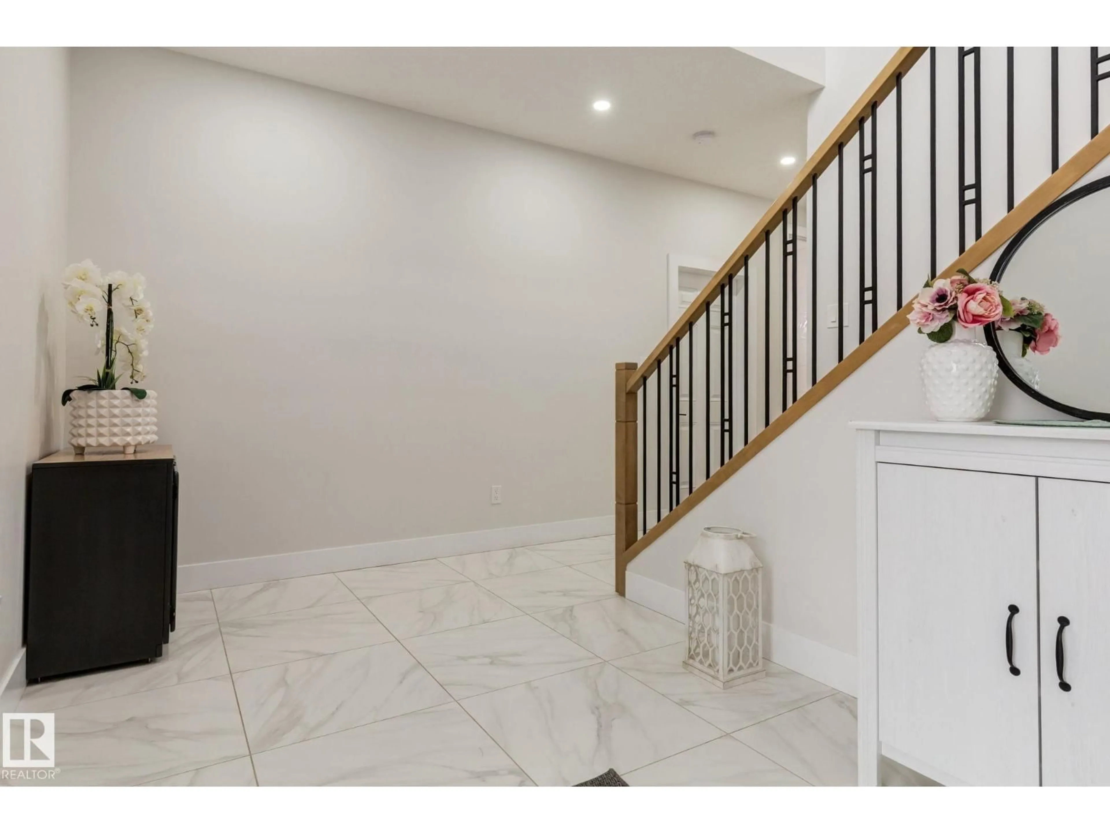 Indoor foyer for SW - 16311 34 AV, Edmonton Alberta T6W4V7