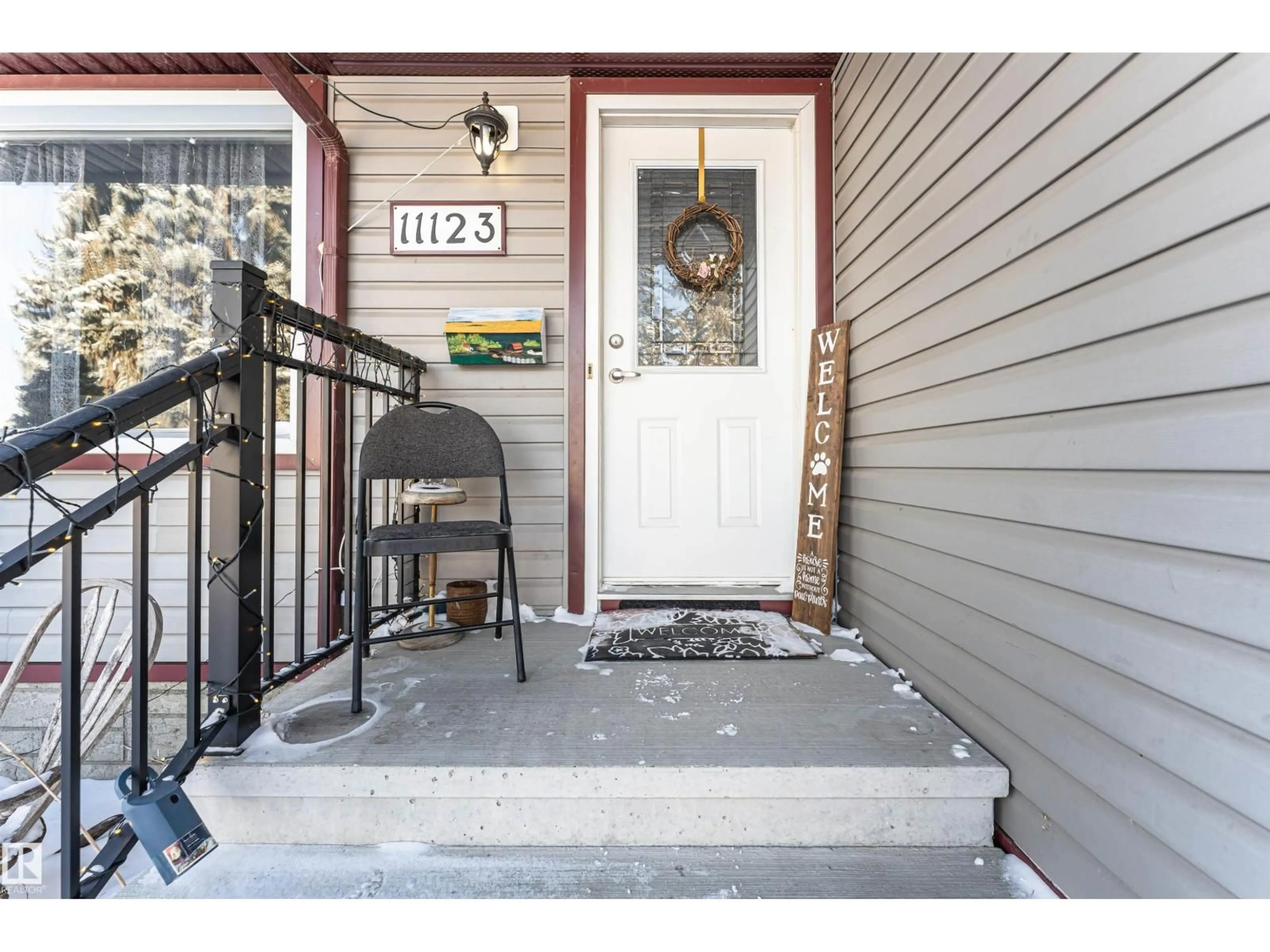 Indoor entryway for 11123 50 AV, Edmonton Alberta T6H0J1