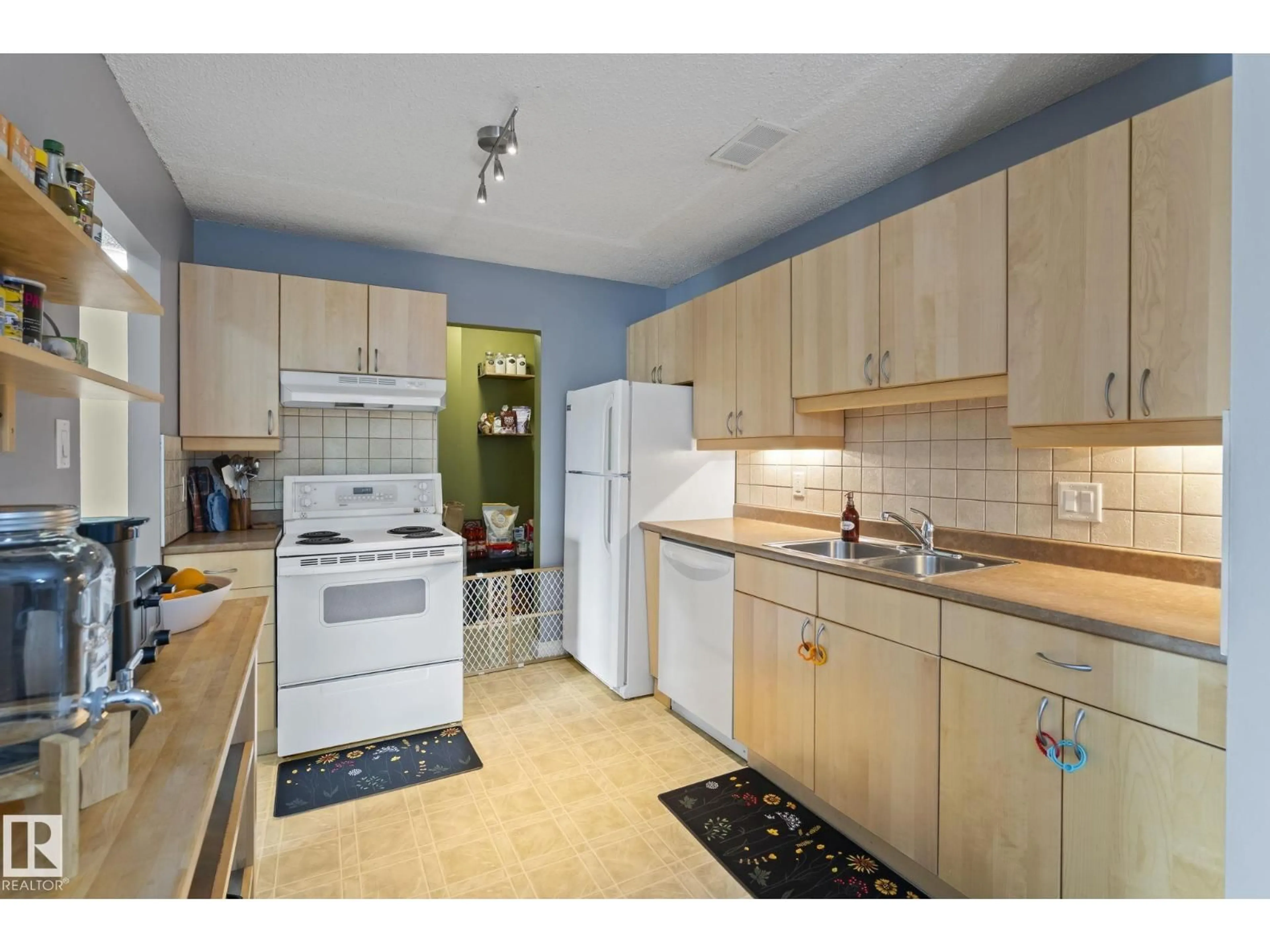 Standard kitchen, unknown for 1925 SADDLEBACK RD, Edmonton Alberta T6J5M9