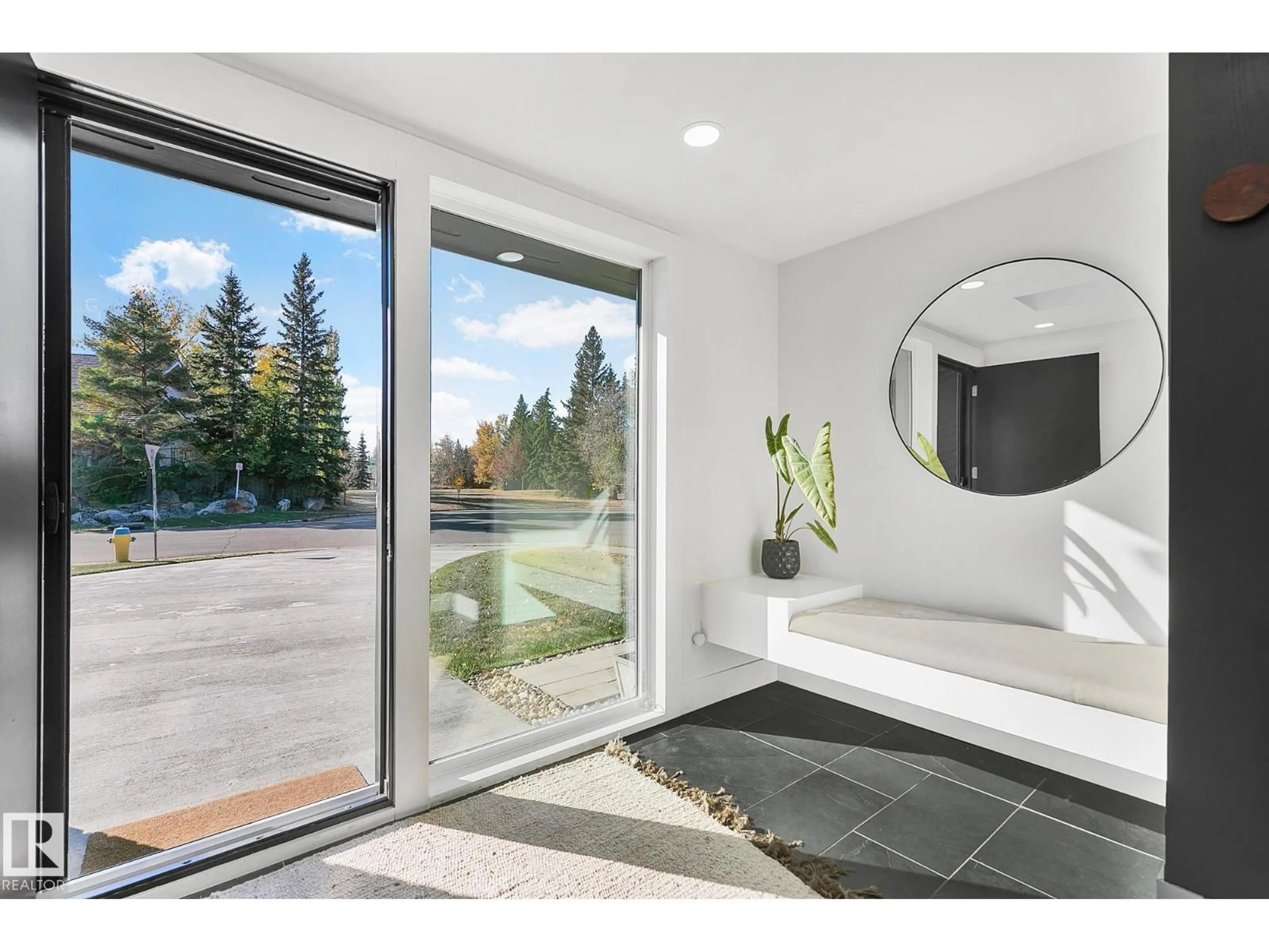 Indoor entryway for 100 WOLF WILLOW CR, Edmonton Alberta T5T1T2