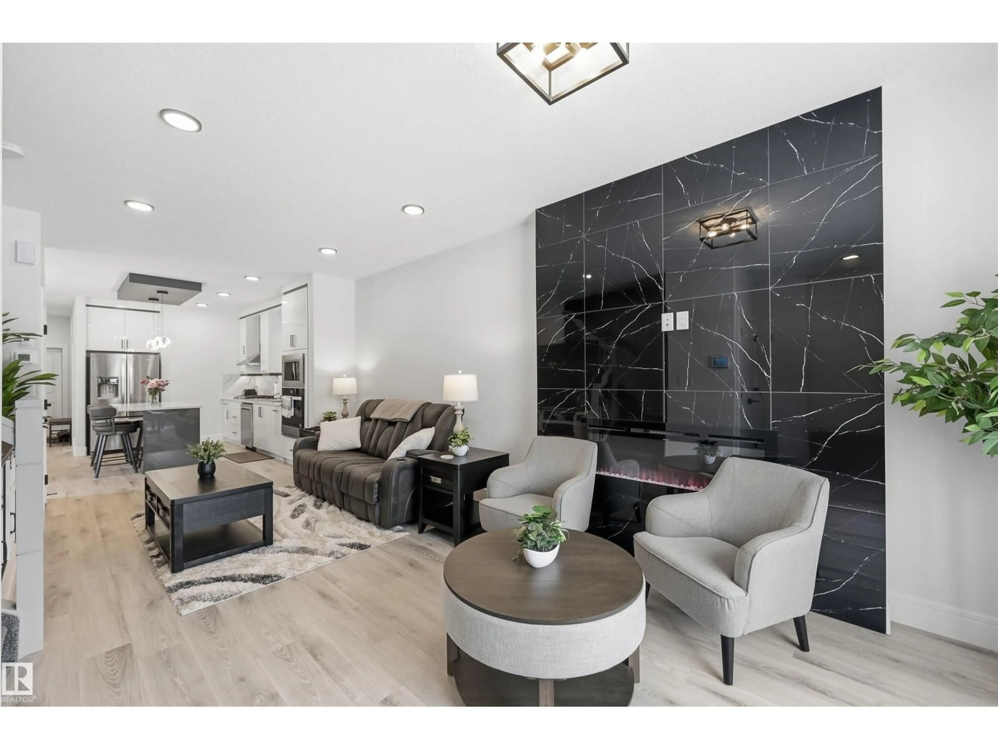 Lobby for 10909 151 ST NW, Edmonton Alberta T5P1W2