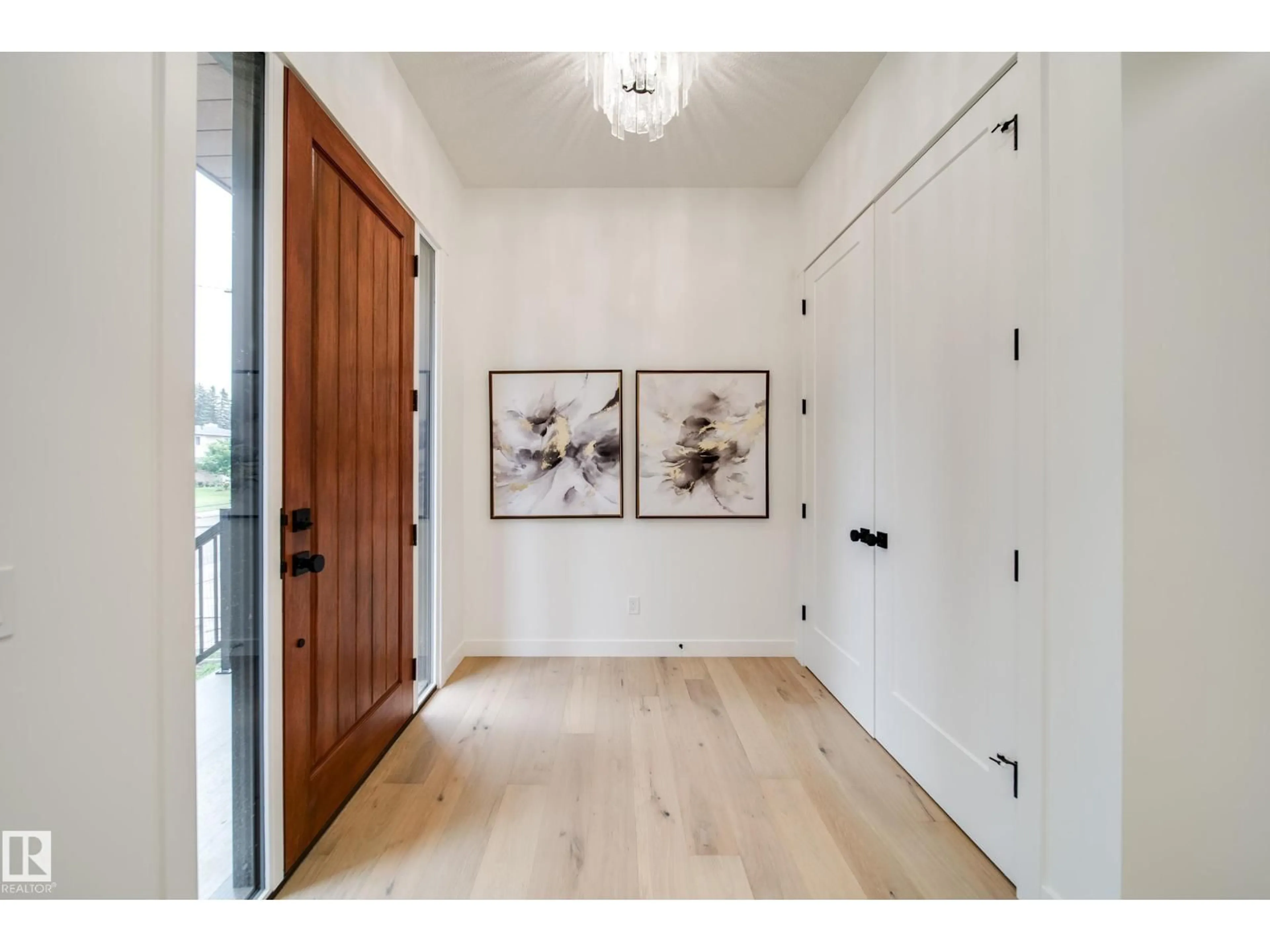 Indoor entryway for 40A VALLEYVIEW CR, Edmonton Alberta T5R5S6