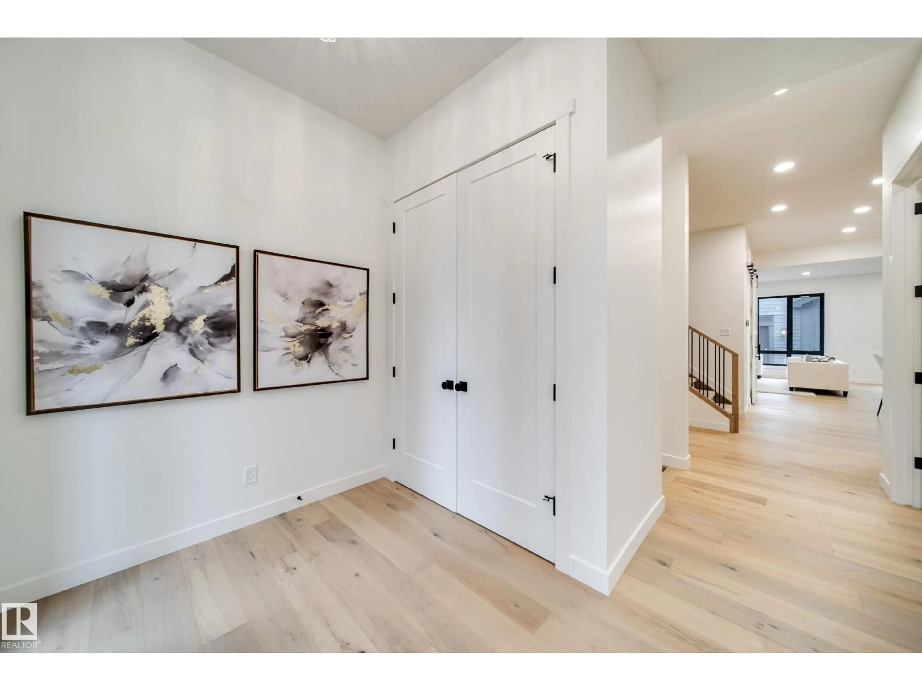 Indoor entryway for 40A VALLEYVIEW CR, Edmonton Alberta T5R5S6