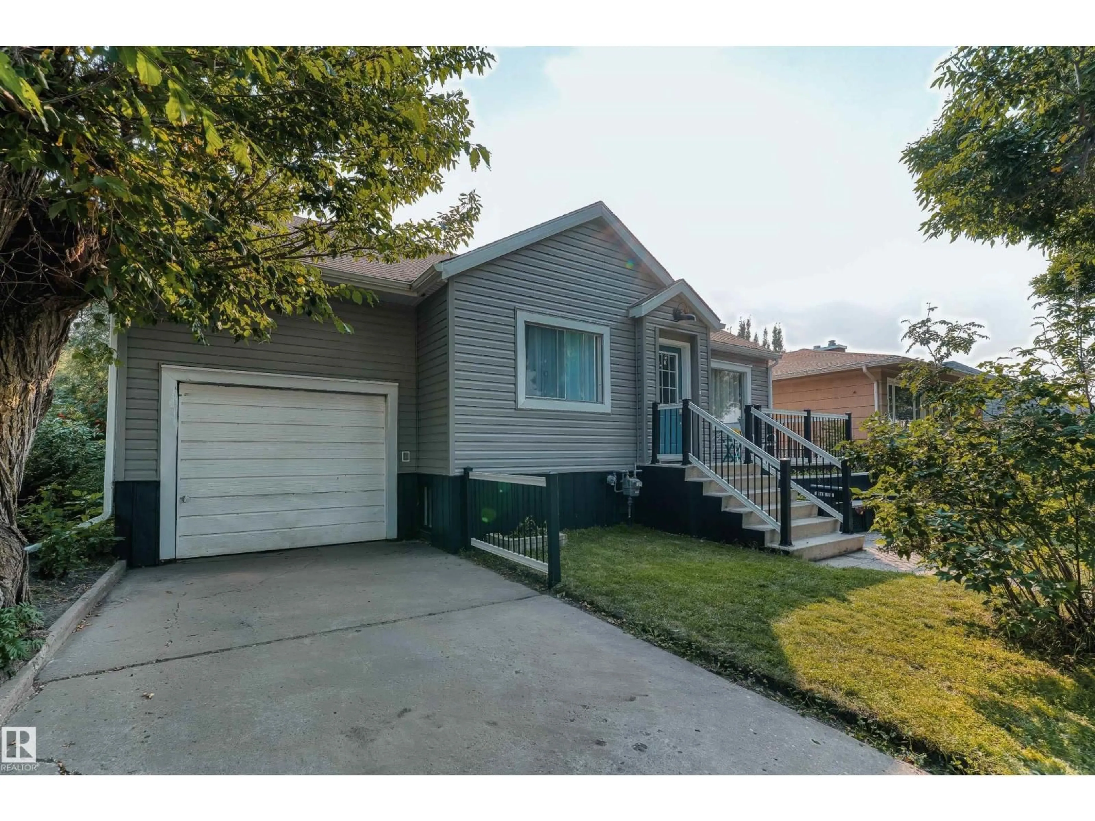 Home with vinyl exterior material, street for 5517 49 AV, Wetaskiwin Alberta T9A0R5