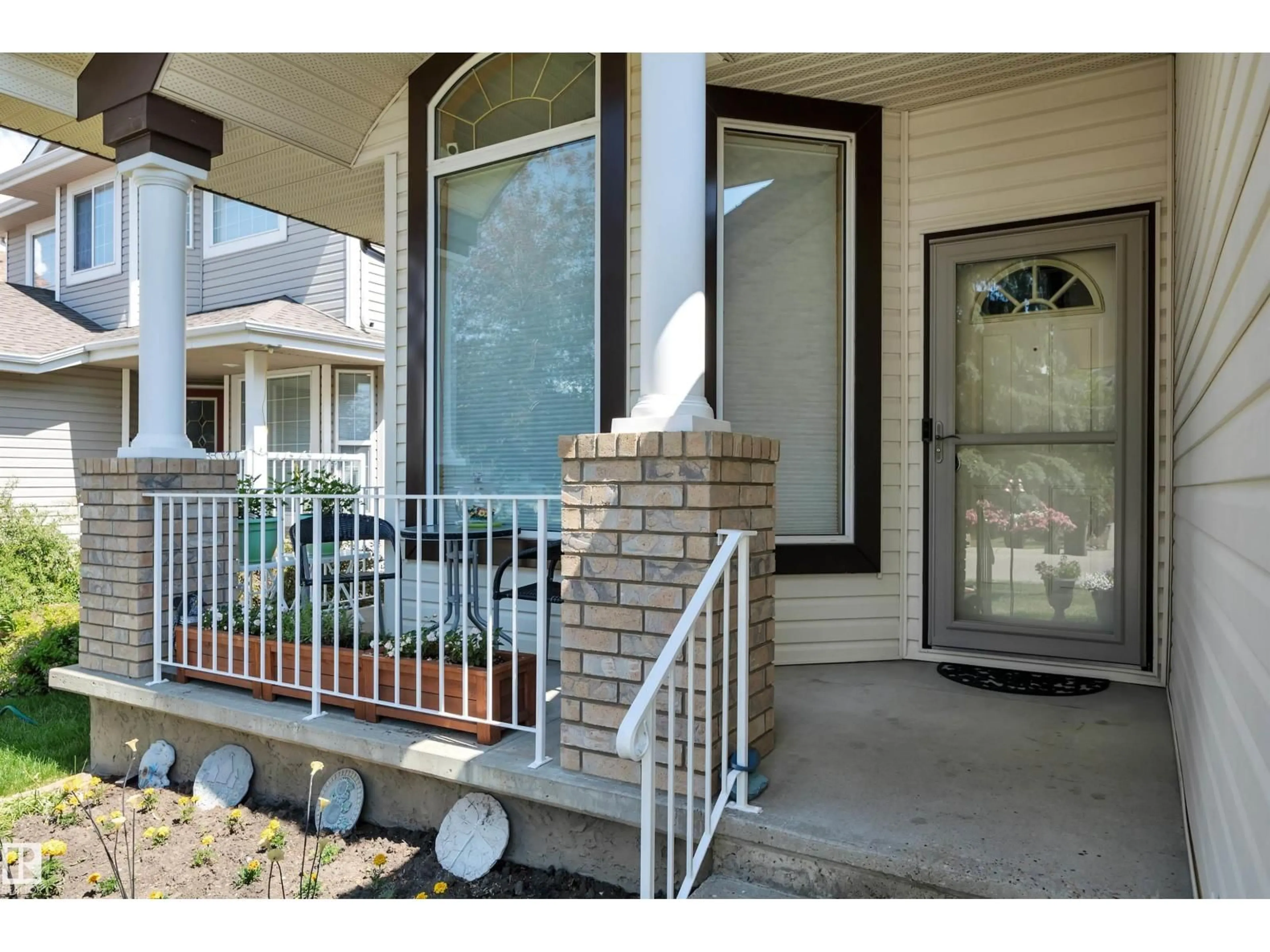 Indoor entryway for 309 BYRNE CT, Edmonton Alberta T6W1E2