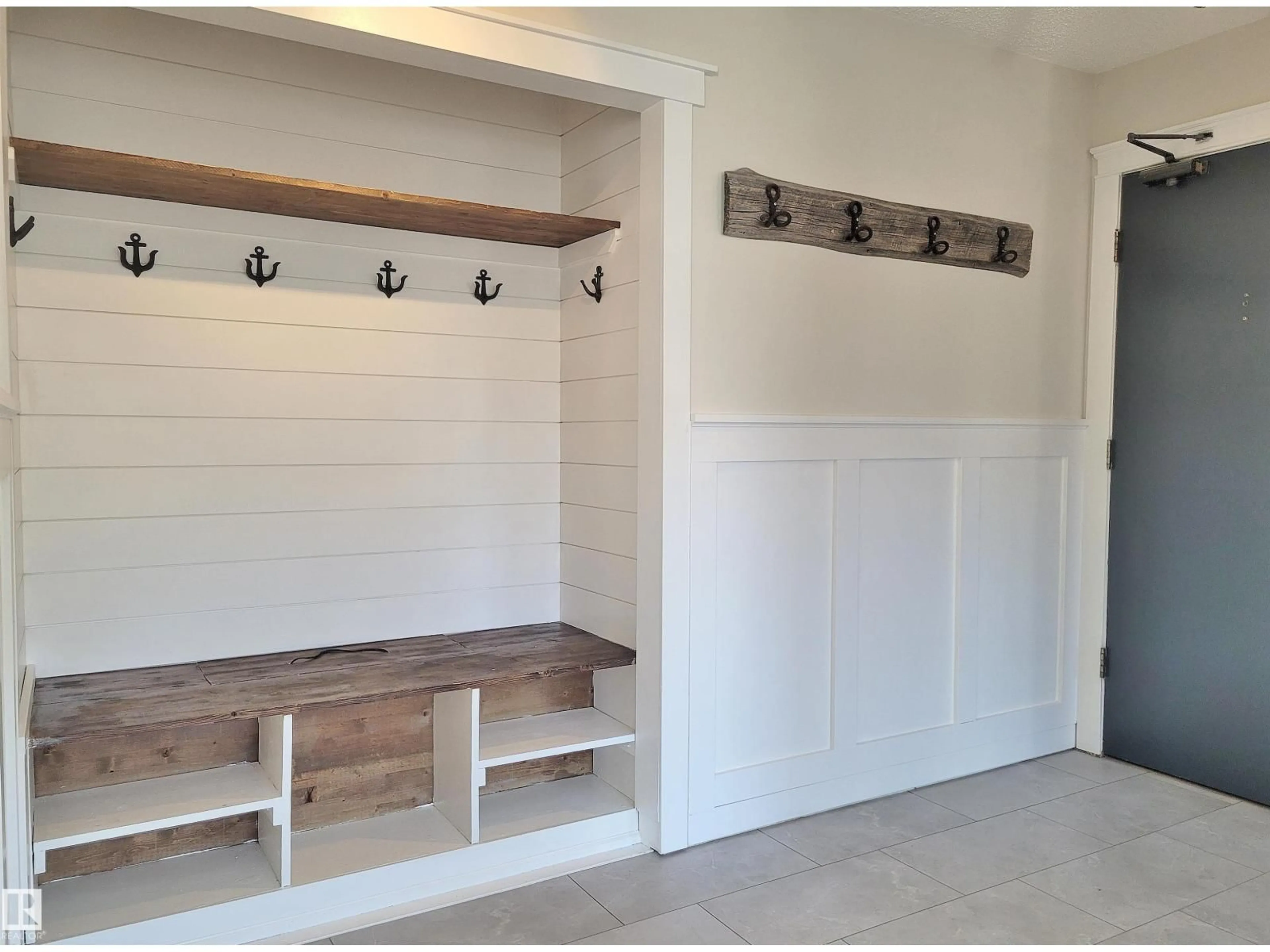 Indoor entryway for #44 - 10172 118 ST, Edmonton Alberta T5K1Y4