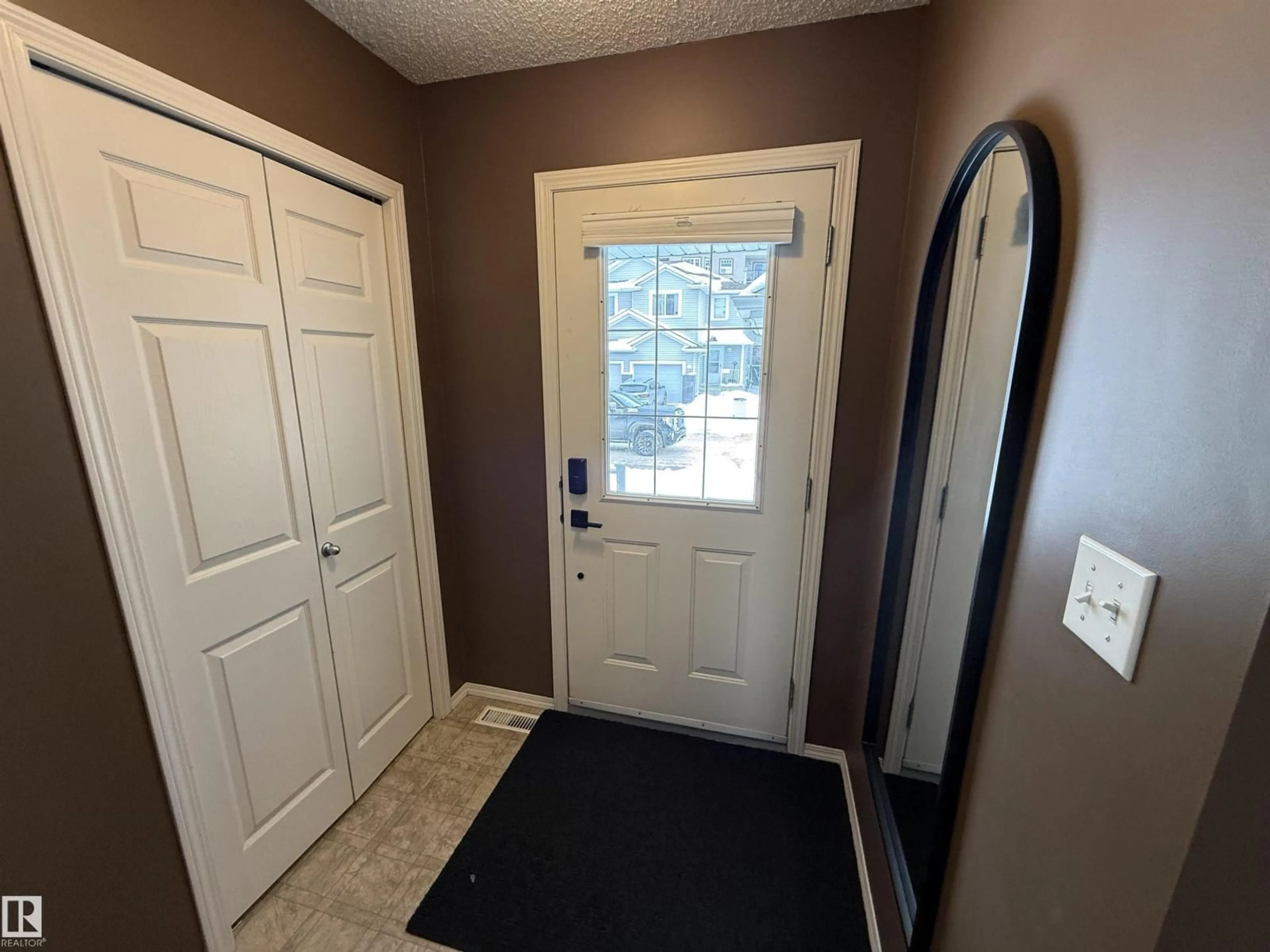 Indoor entryway for 2021 - 19 GRANTHAM CT, Edmonton Alberta T5T6V7