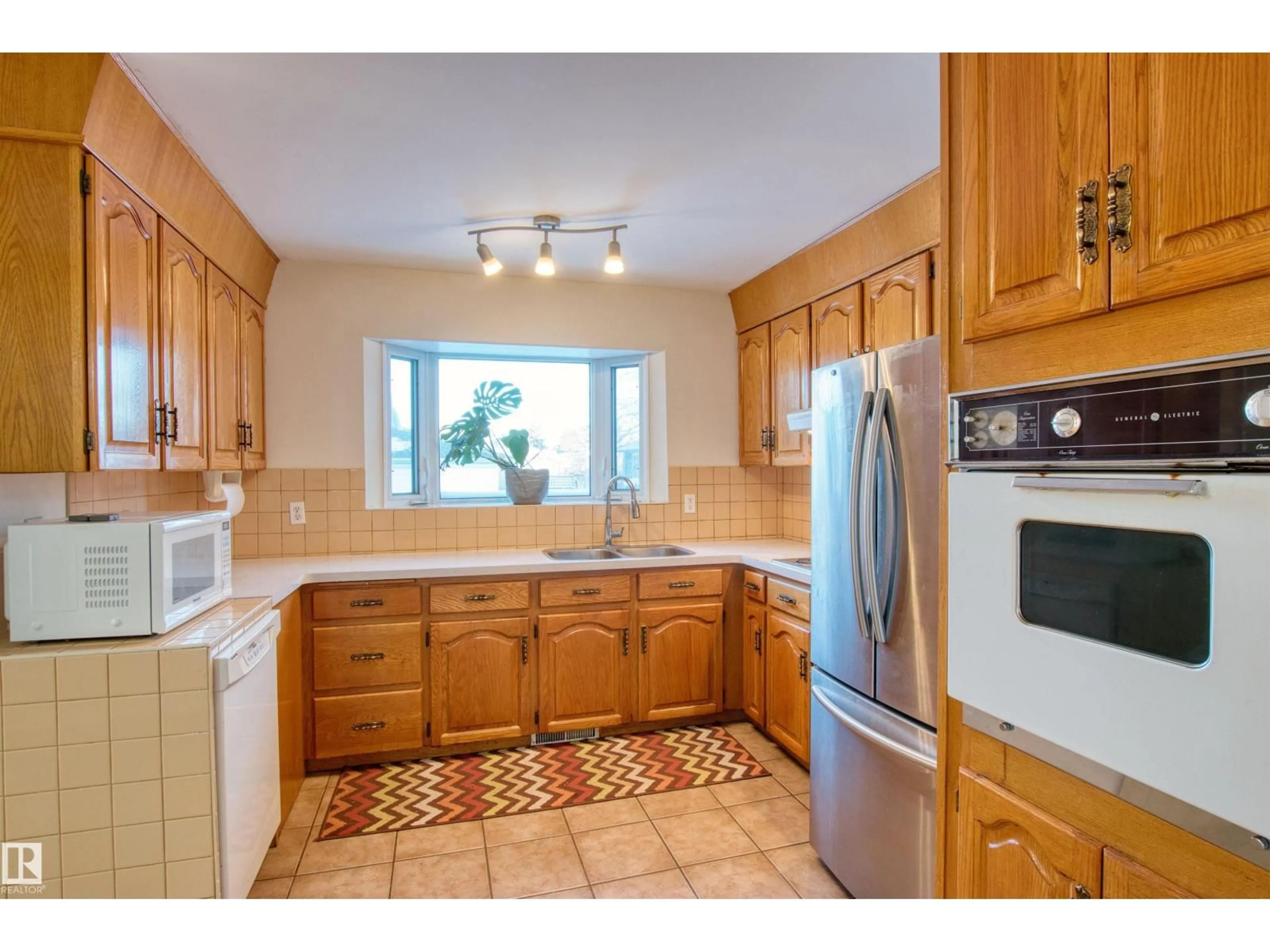 Standard kitchen, ceramic/tile floor for 9907 165 ST NW, Edmonton Alberta T5P3T1