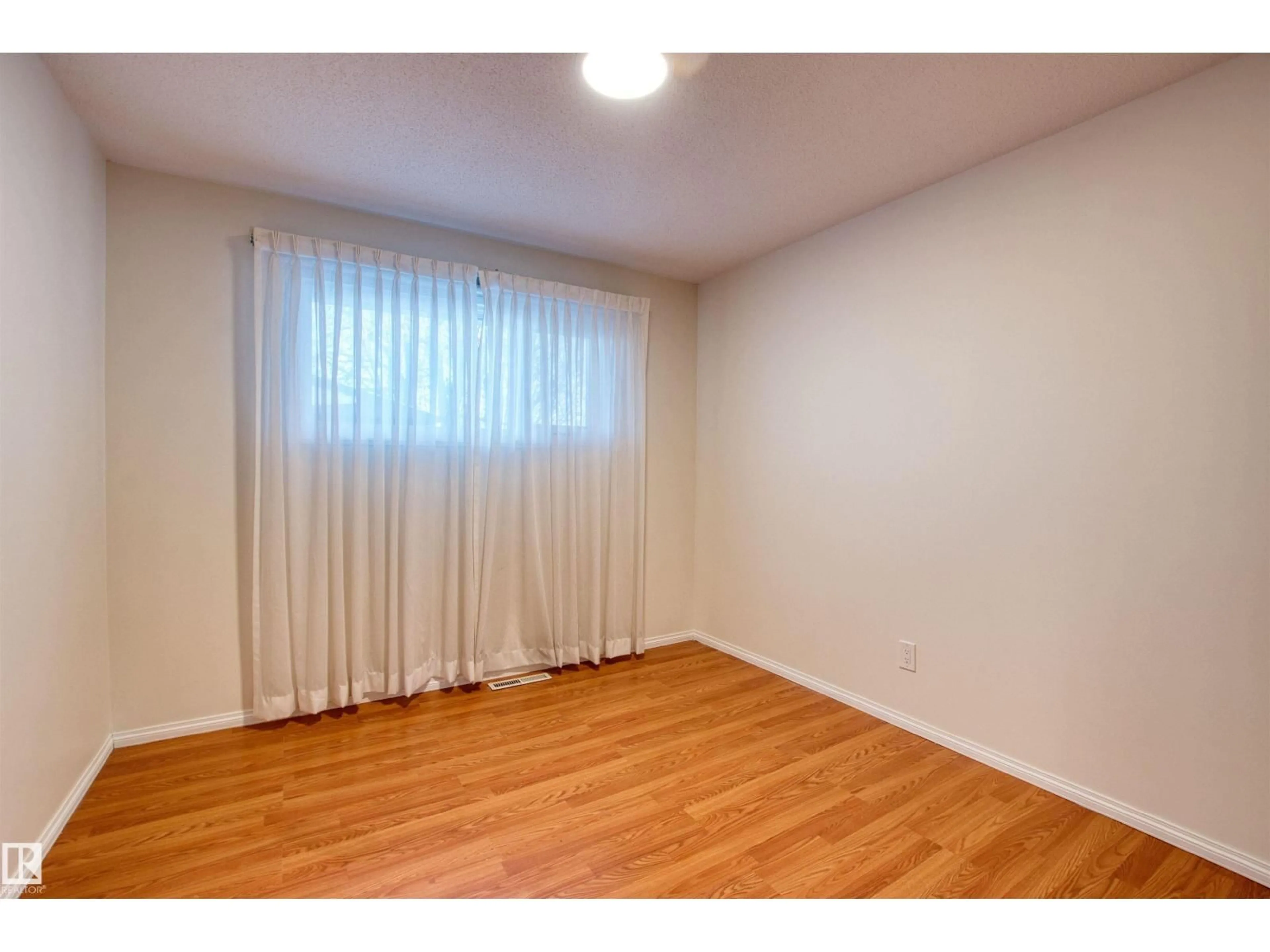 A pic of a room for 9907 165 ST NW, Edmonton Alberta T5P3T1