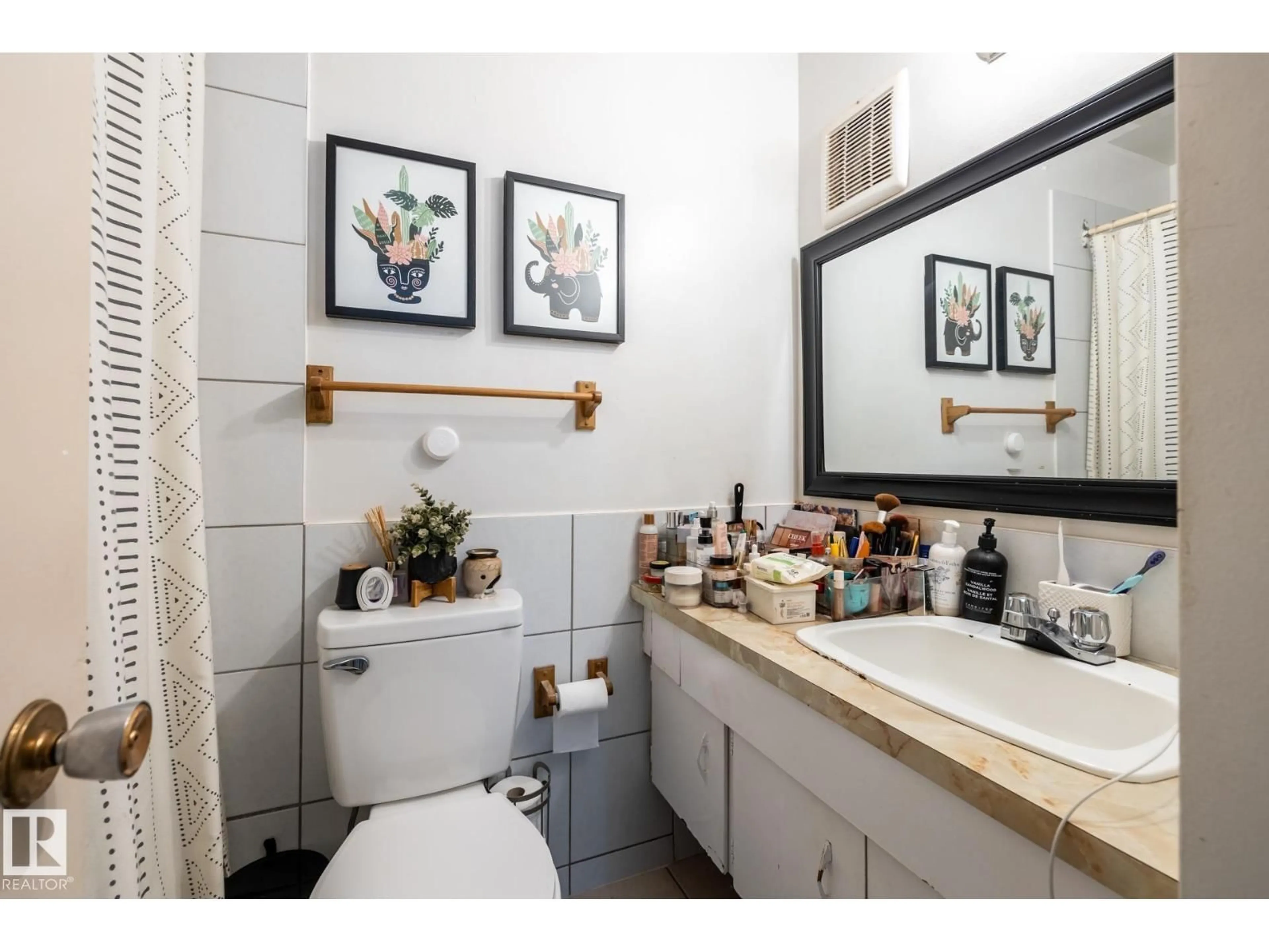 Standard bathroom, ceramic/tile floor for #15 - 10620 122 ST, Edmonton Alberta T5N1M8