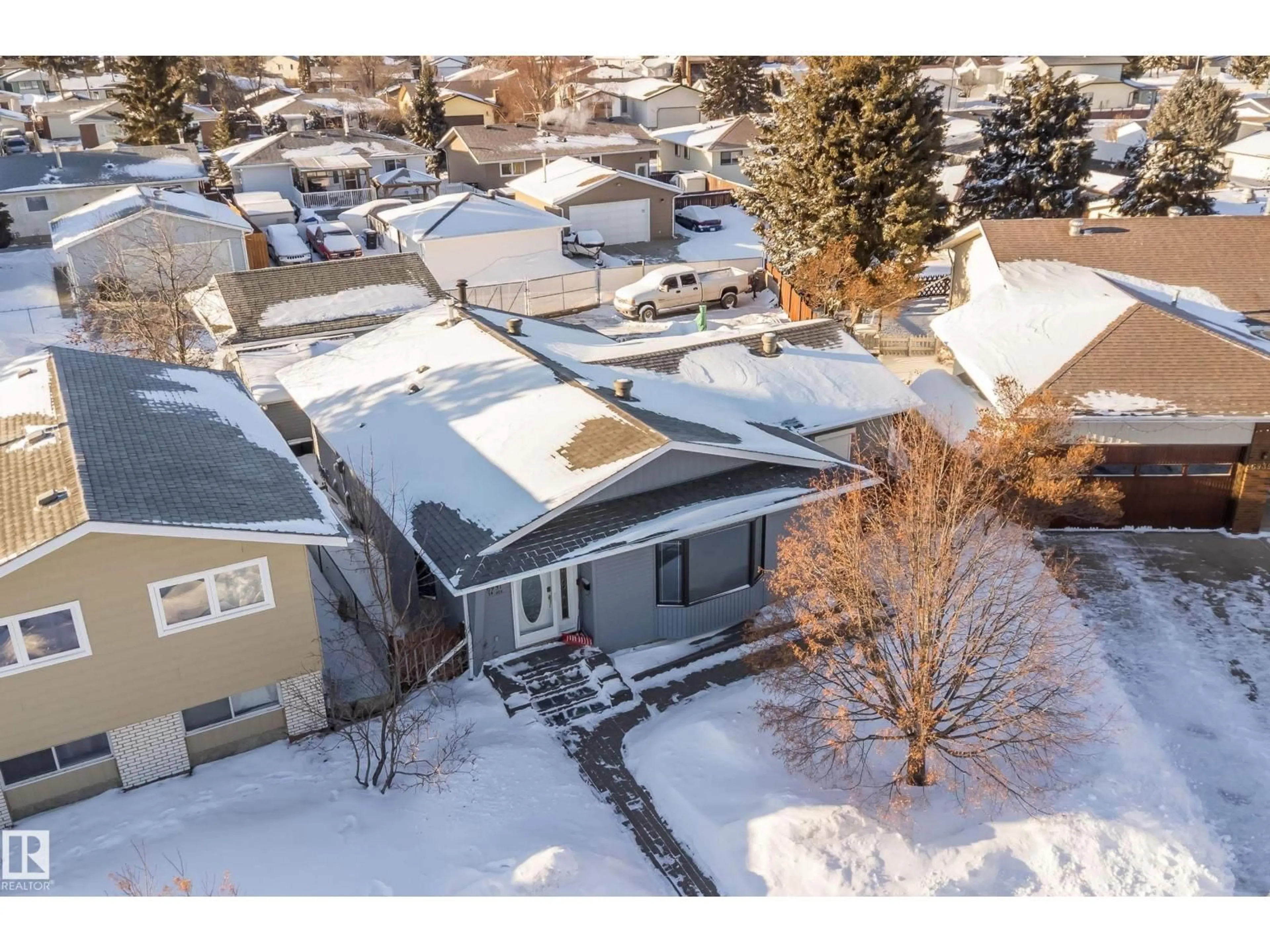 A pic from outside/outdoor area/front of a property/back of a property/a pic from drone, street for 6931 14 AV, Edmonton Alberta T6K3V4