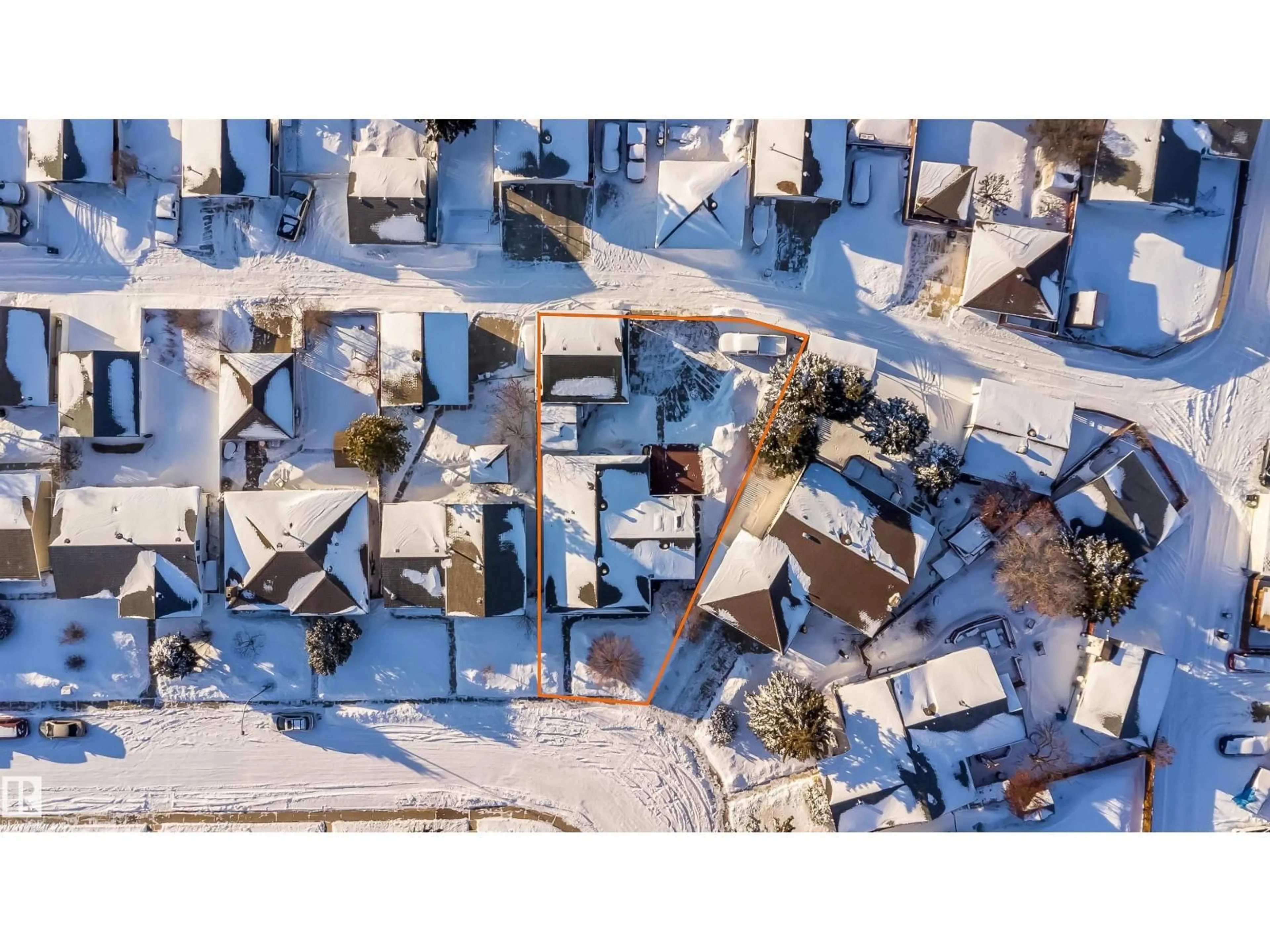 A pic from outside/outdoor area/front of a property/back of a property/a pic from drone, street for 6931 14 AV, Edmonton Alberta T6K3V4