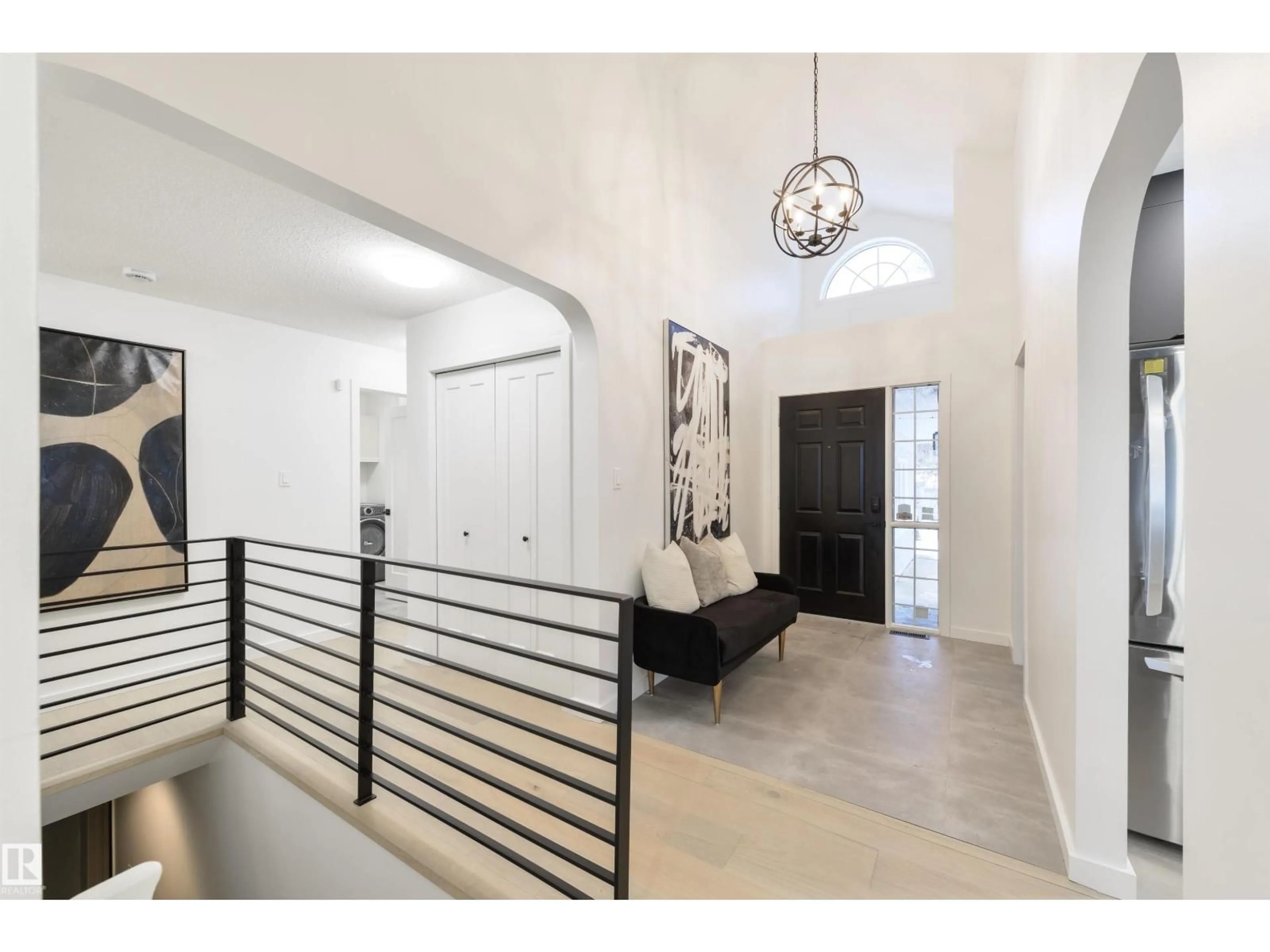 Indoor foyer for 129 IRONWOOD PL, Edmonton Alberta T6J6R4