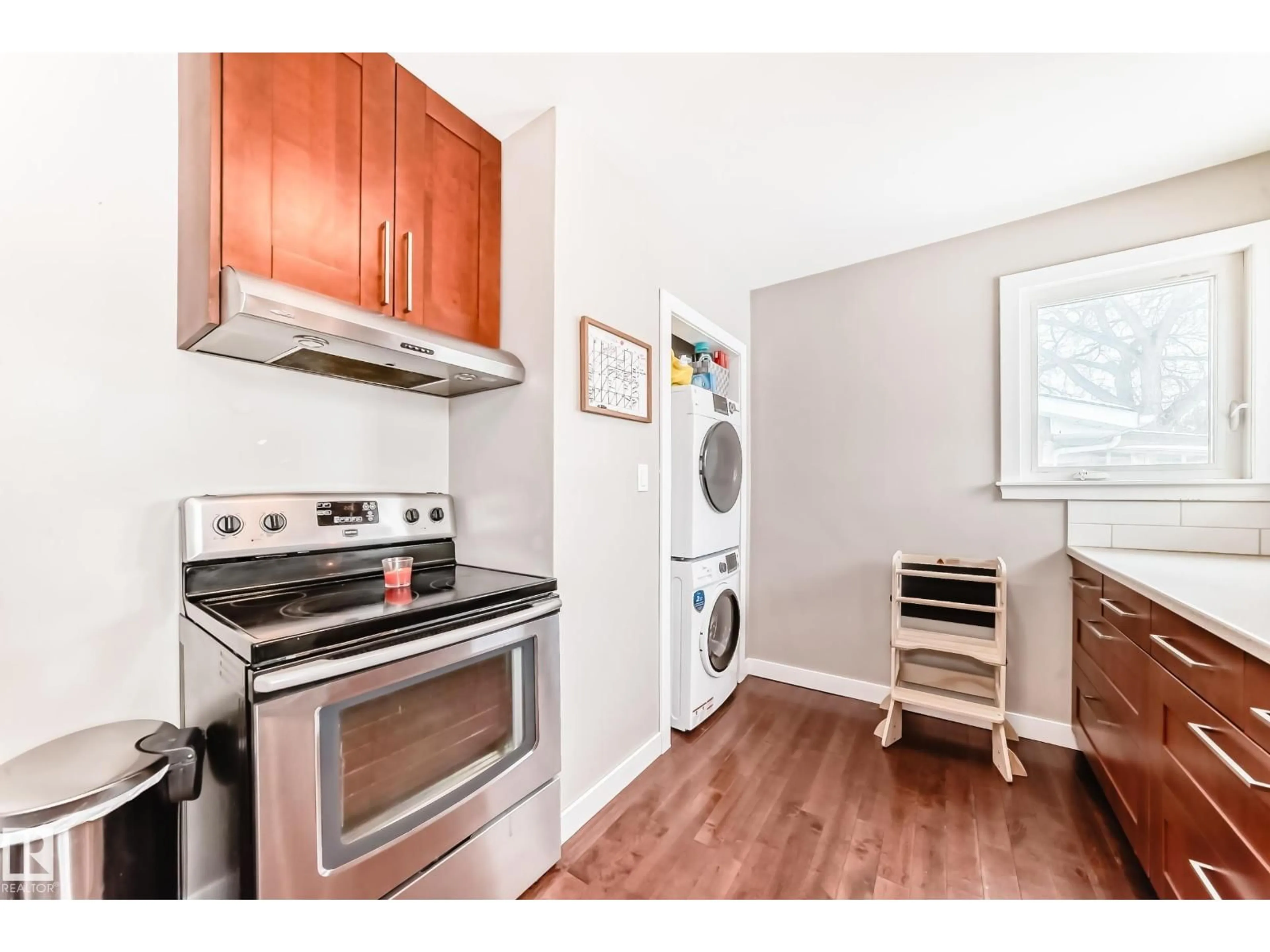 Standard kitchen, wood/laminate floor for NW - 12332 129 ST, Edmonton Alberta T5L1H4