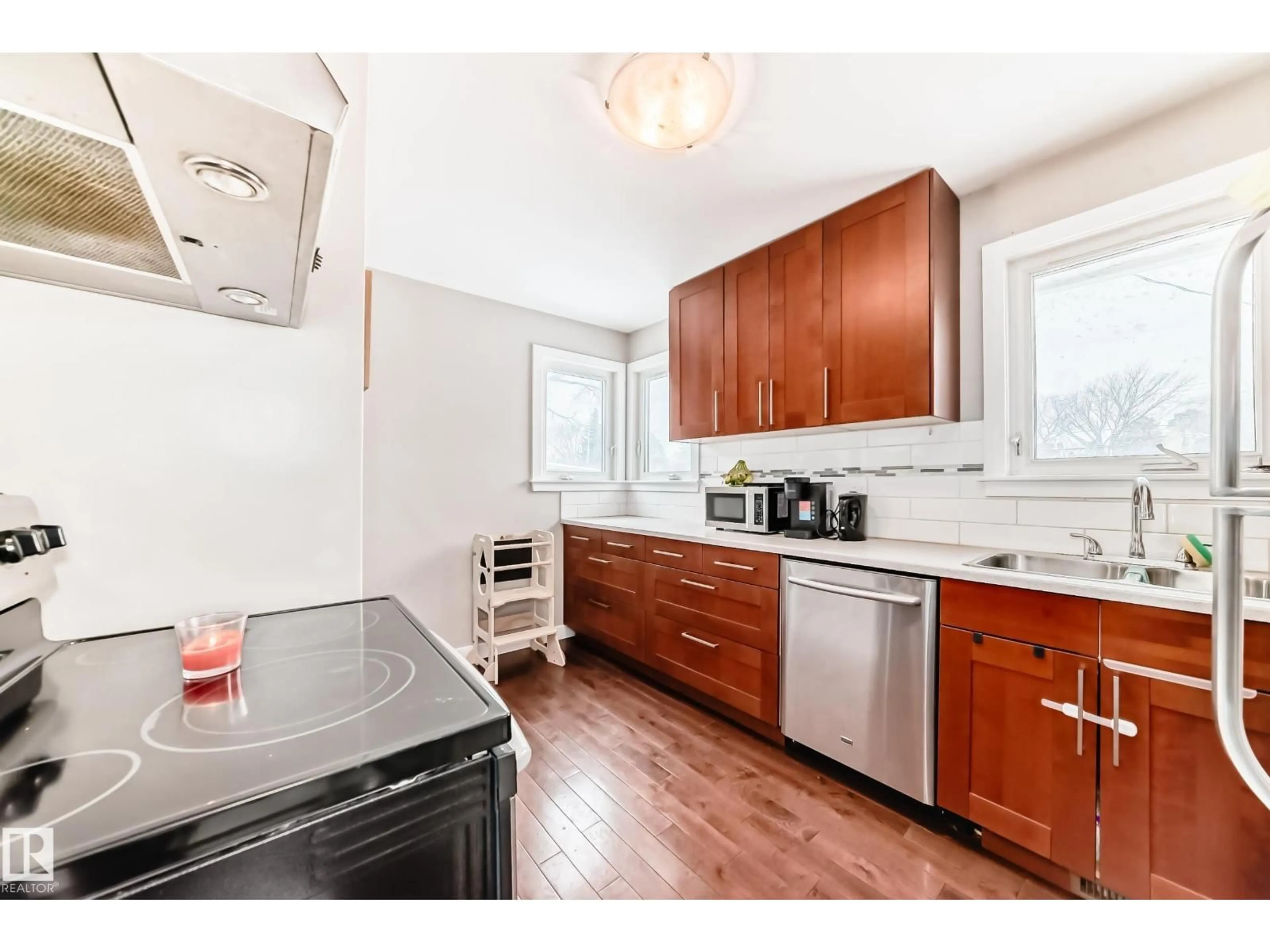 Standard kitchen, unknown for NW - 12332 129 ST, Edmonton Alberta T5L1H4