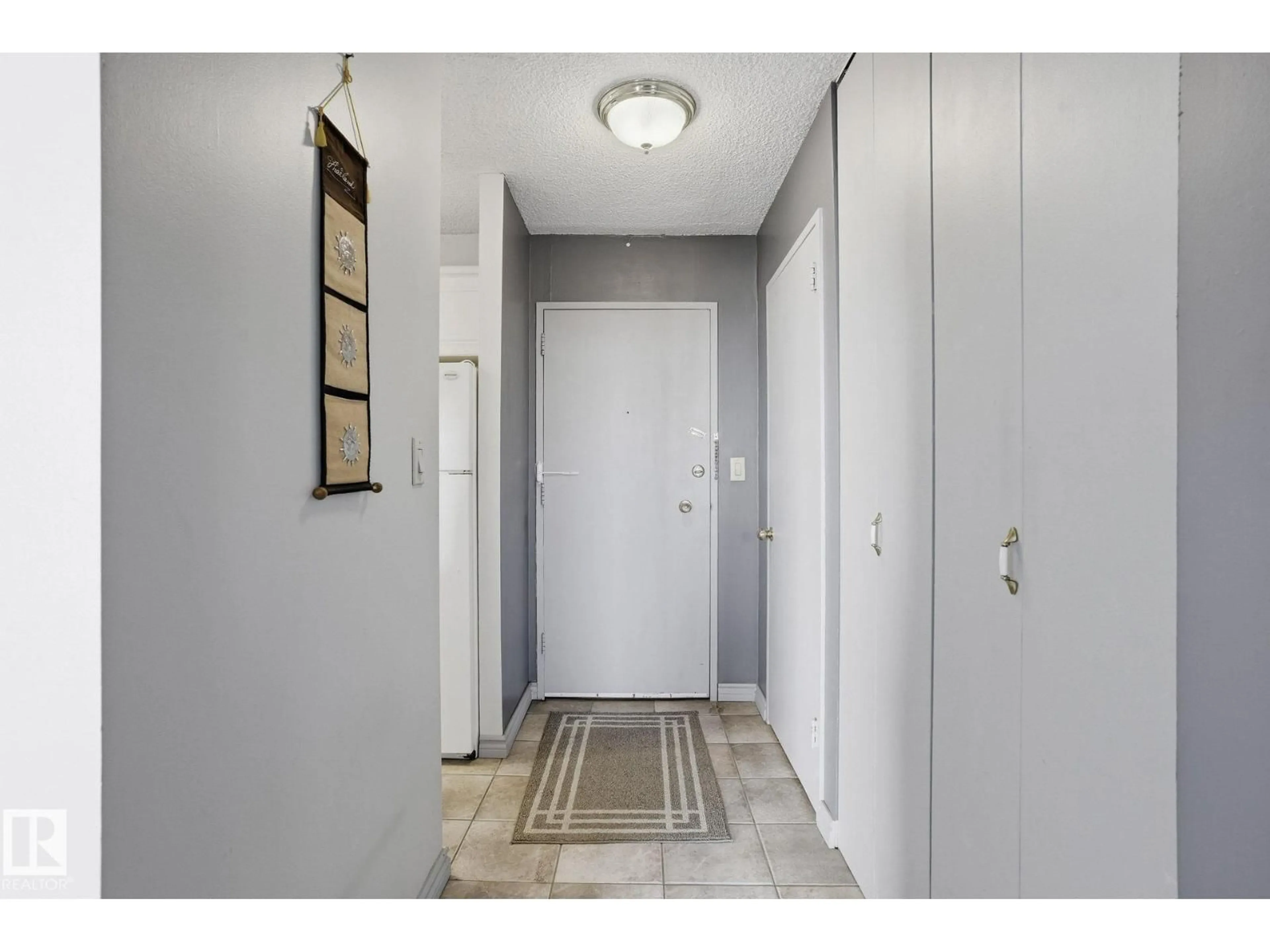 Indoor entryway for 13910 - 814 STONY PLAIN RD, Edmonton Alberta T5N3R2