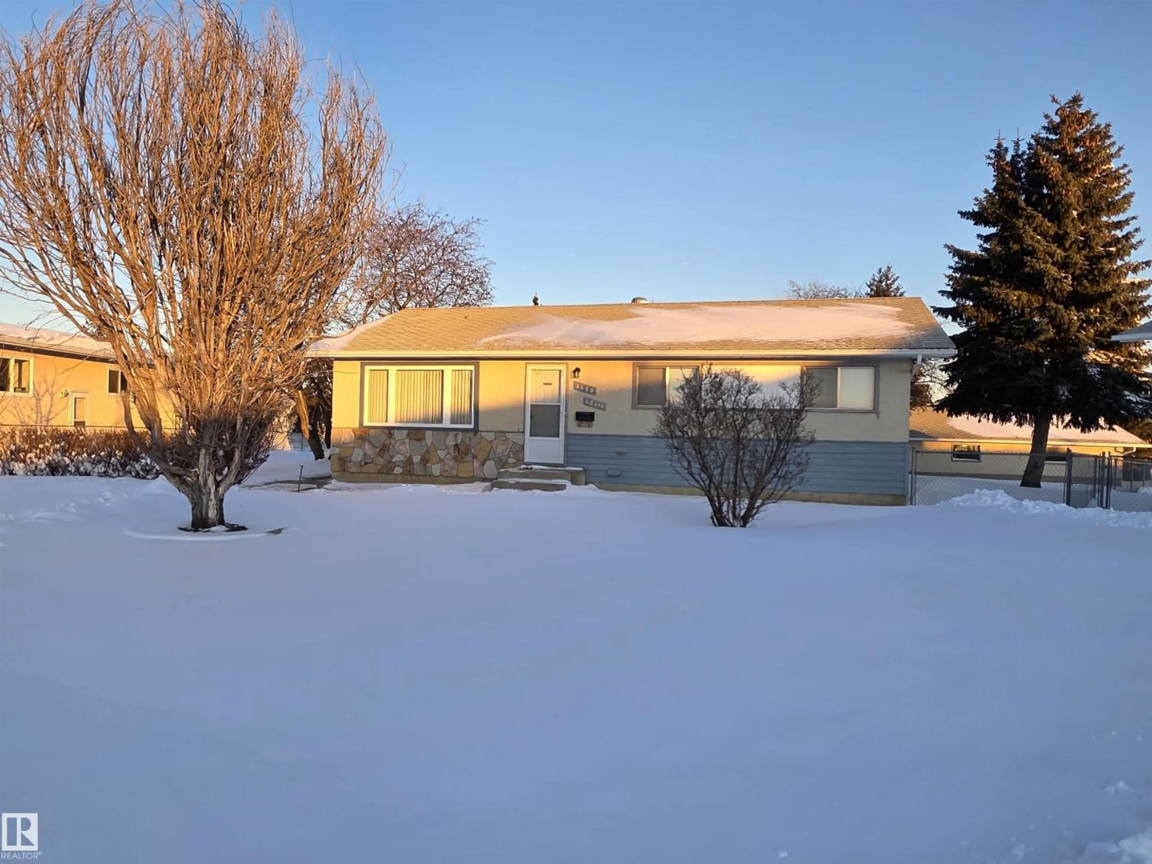 A pic from outside/outdoor area/front of a property/back of a property/a pic from drone, street for 4400 45 AV, Stony Plain Alberta T7Z1J3