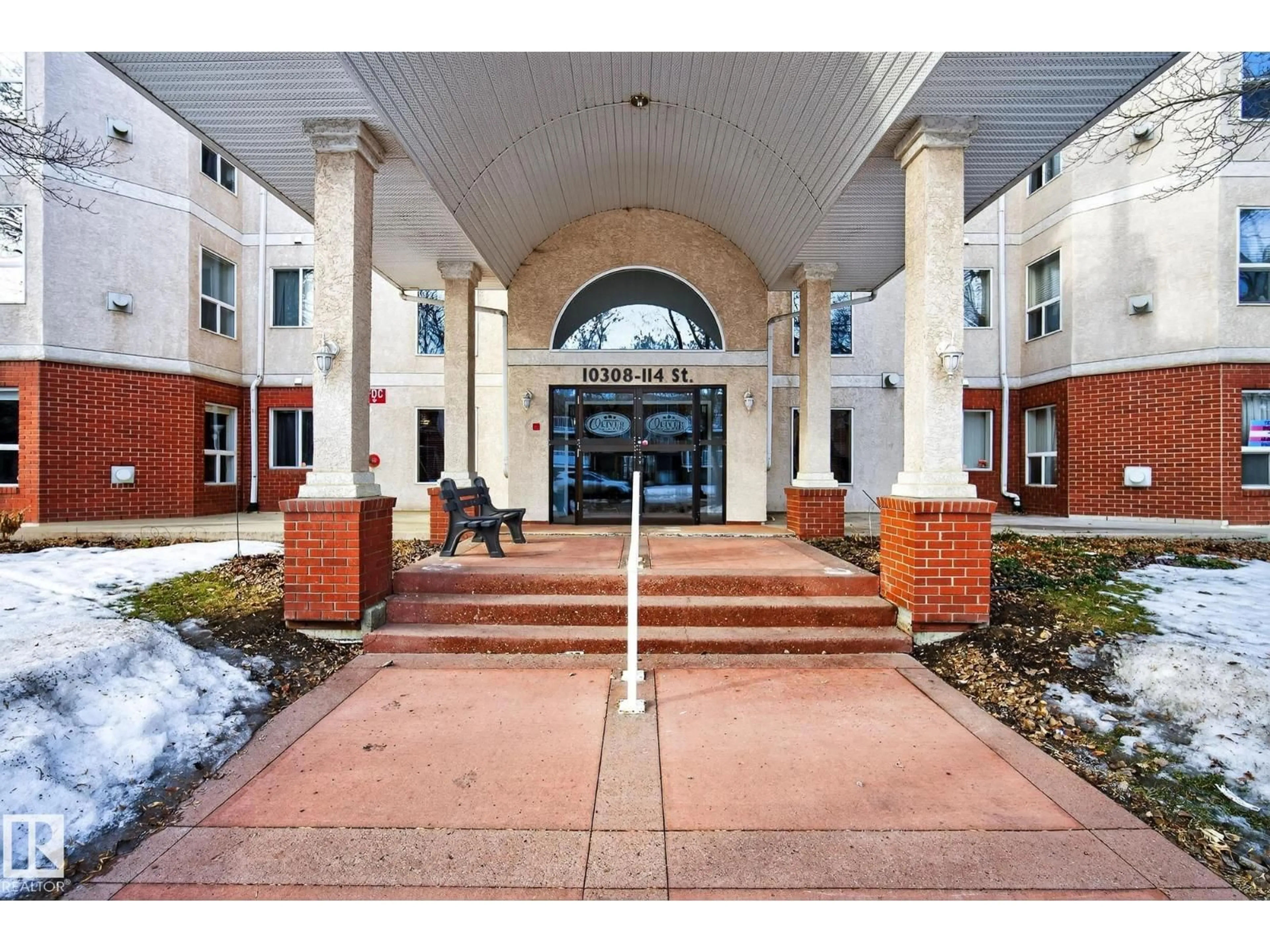 Indoor foyer for #104 - 10308 114 ST, Edmonton Alberta T5K2X2