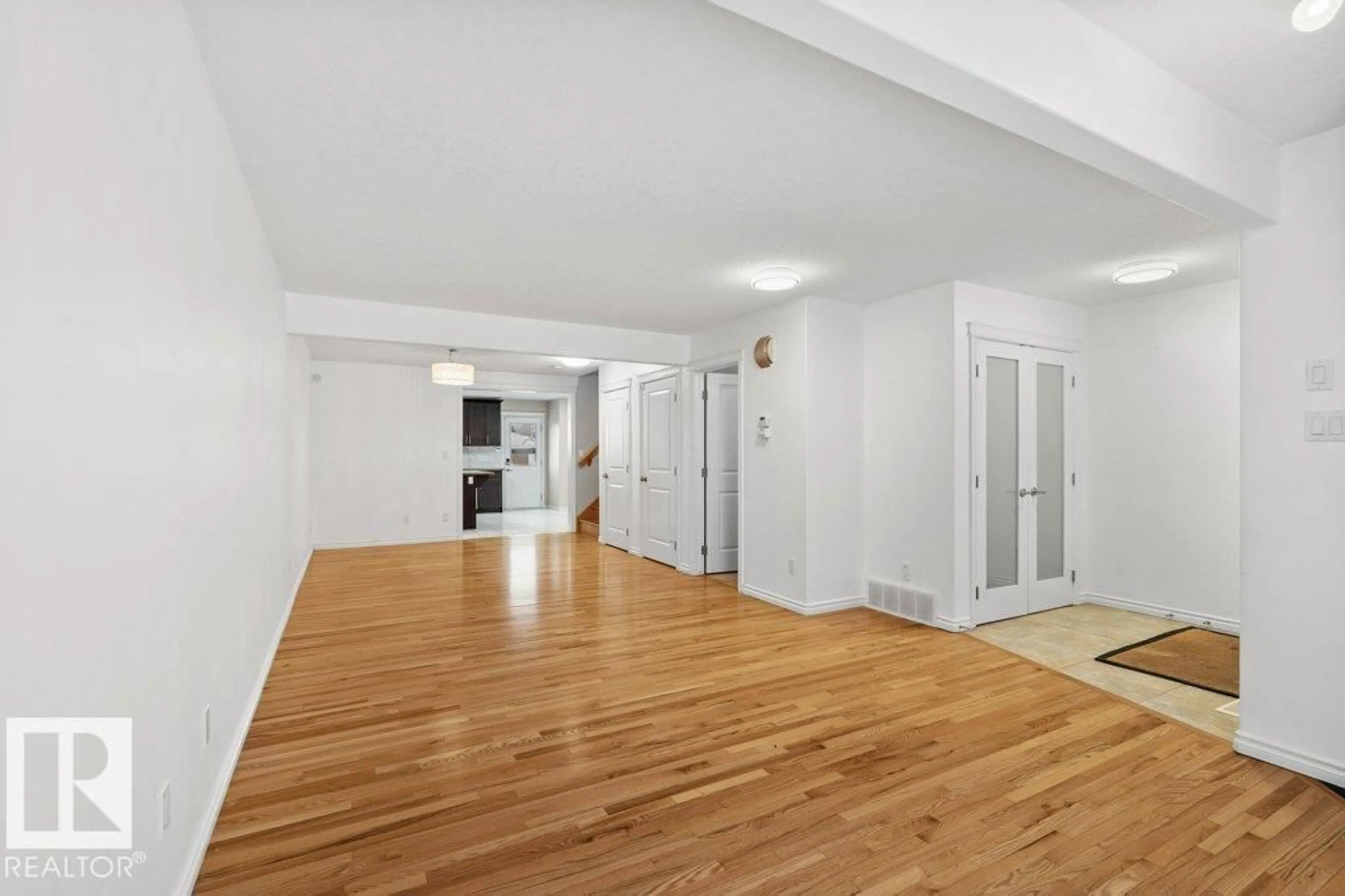 Indoor foyer for 10639 70 AV NW, Edmonton Alberta T6H2G3