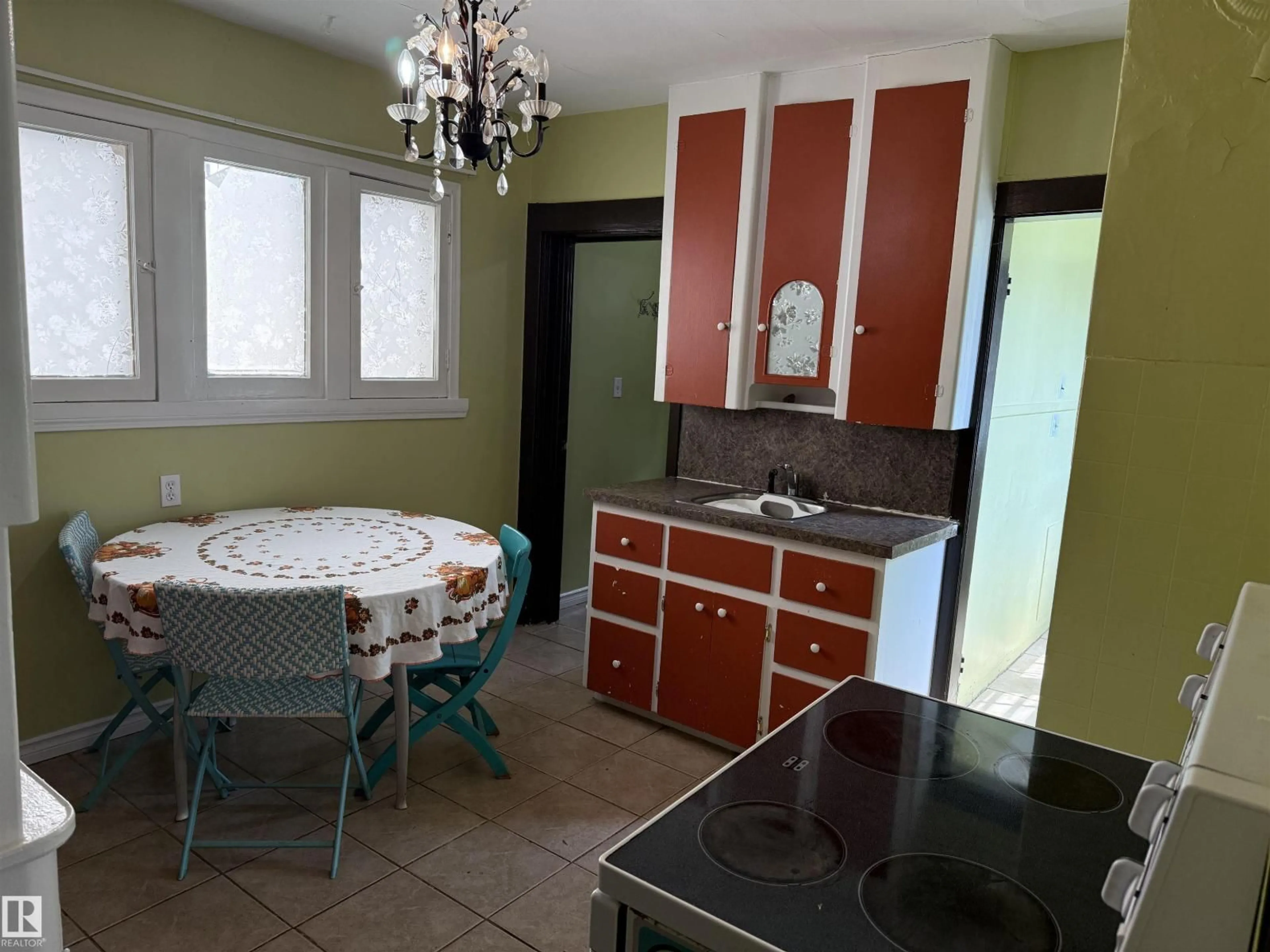 Standard kitchen, ceramic/tile floor for NW - 12027 93 ST, Edmonton Alberta T5G1E7