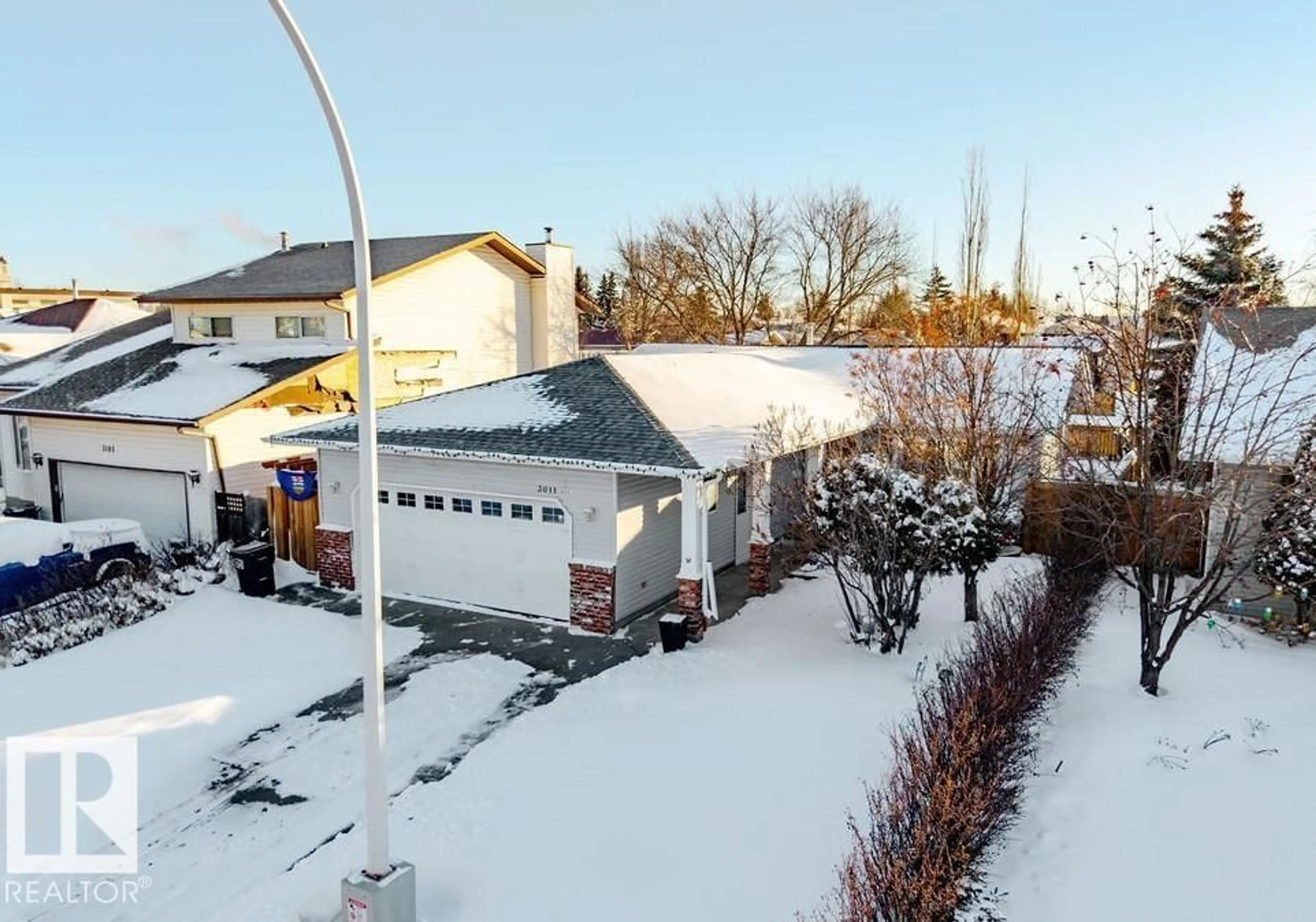 A pic from outside/outdoor area/front of a property/back of a property/a pic from drone, street for NW - 3011 44A ST, Edmonton Alberta T6L5P6