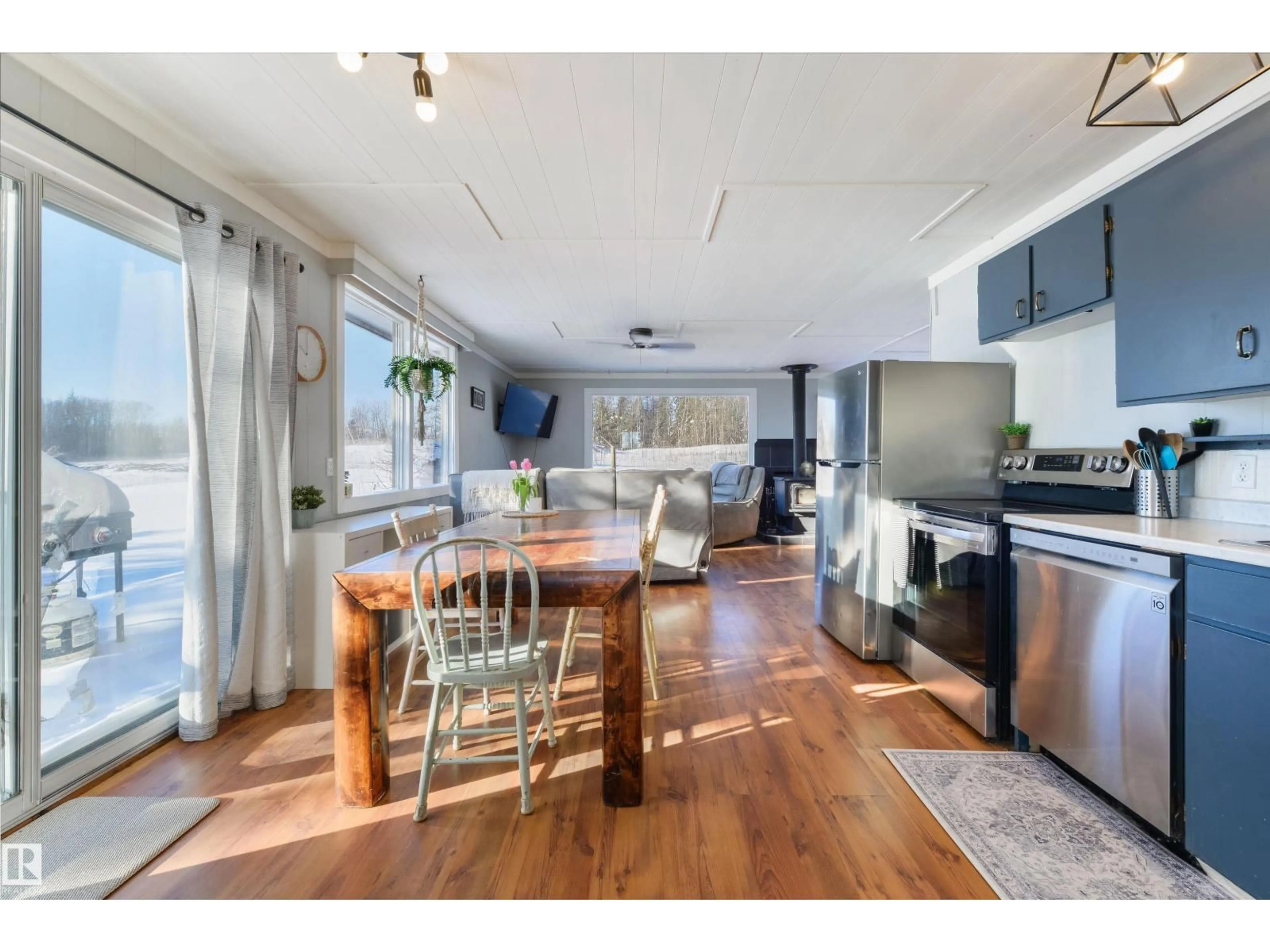 Open concept kitchen, wood/laminate floor for 52309 RGE ROAD 22, Rural Parkland County Alberta T7Y2J2