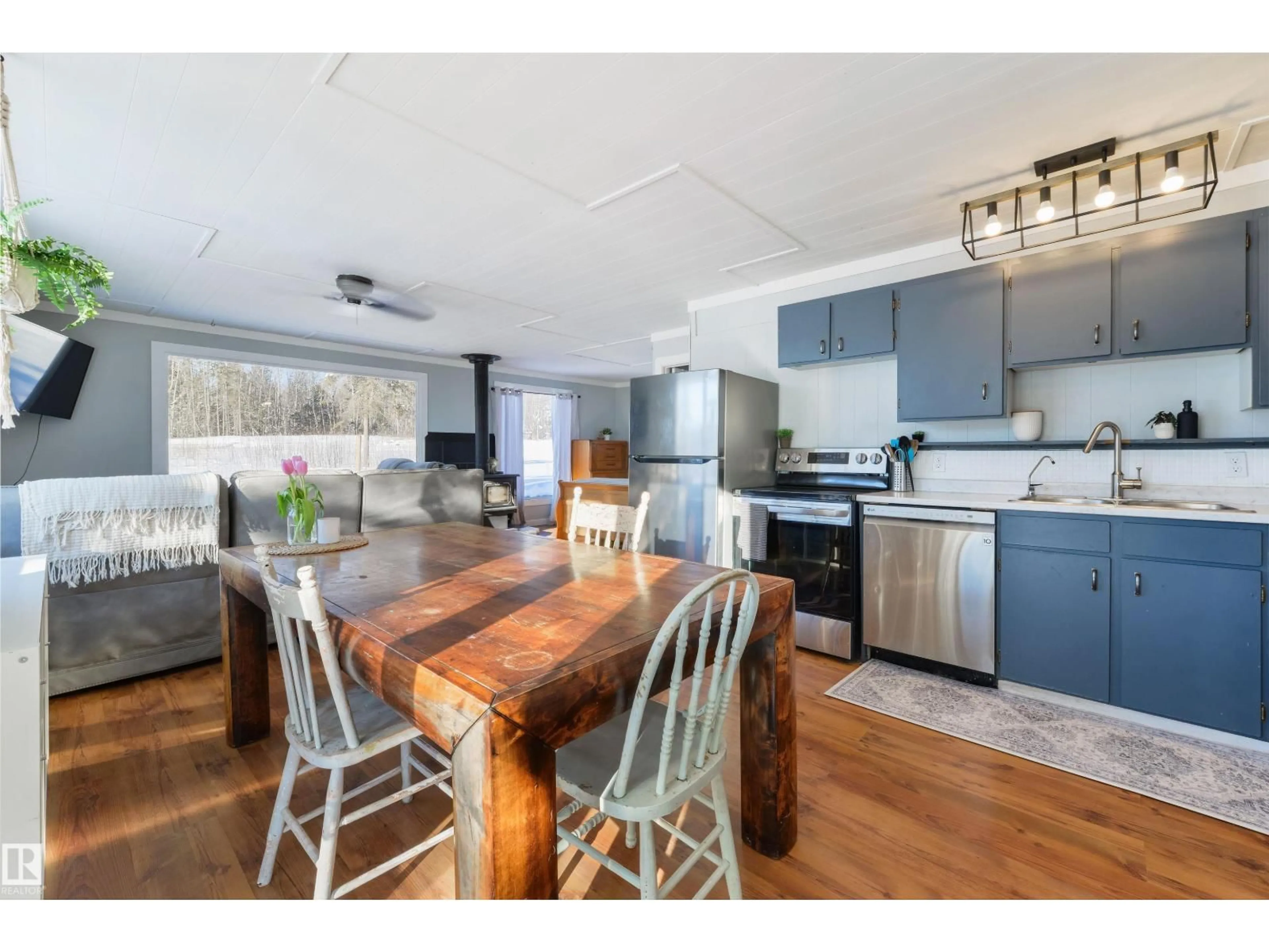 Open concept kitchen, wood/laminate floor for 52309 RGE ROAD 22, Rural Parkland County Alberta T7Y2J2