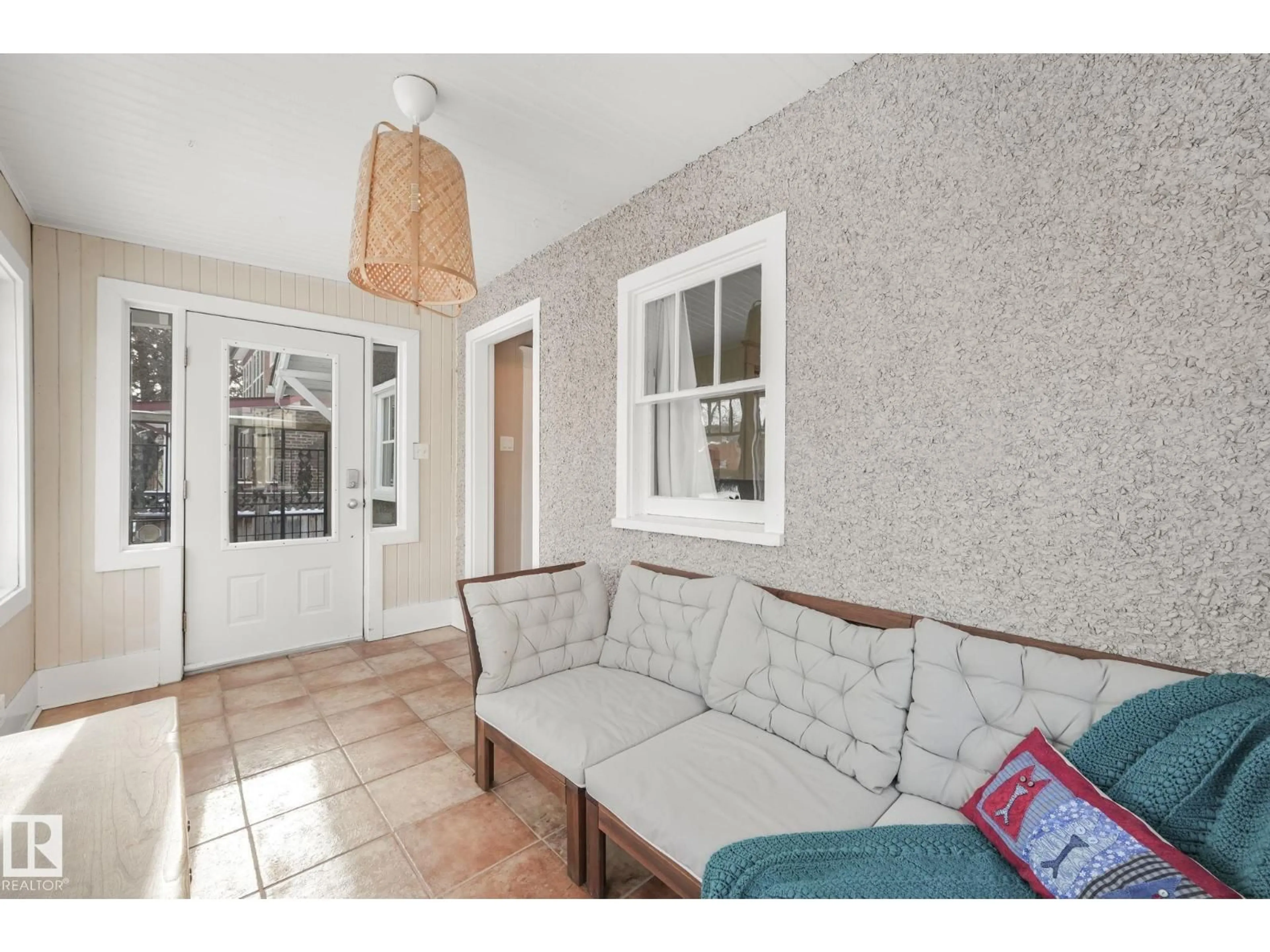 Indoor entryway for 11036 125 ST, Edmonton Alberta T5M0M1