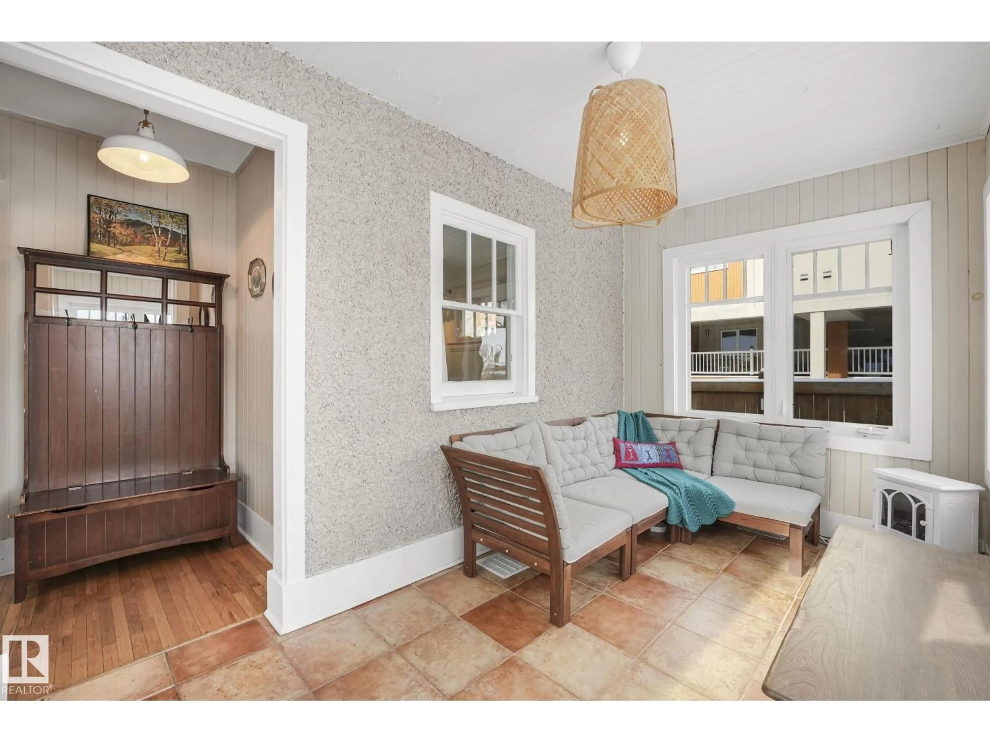 Indoor entryway for 11036 125 ST, Edmonton Alberta T5M0M1