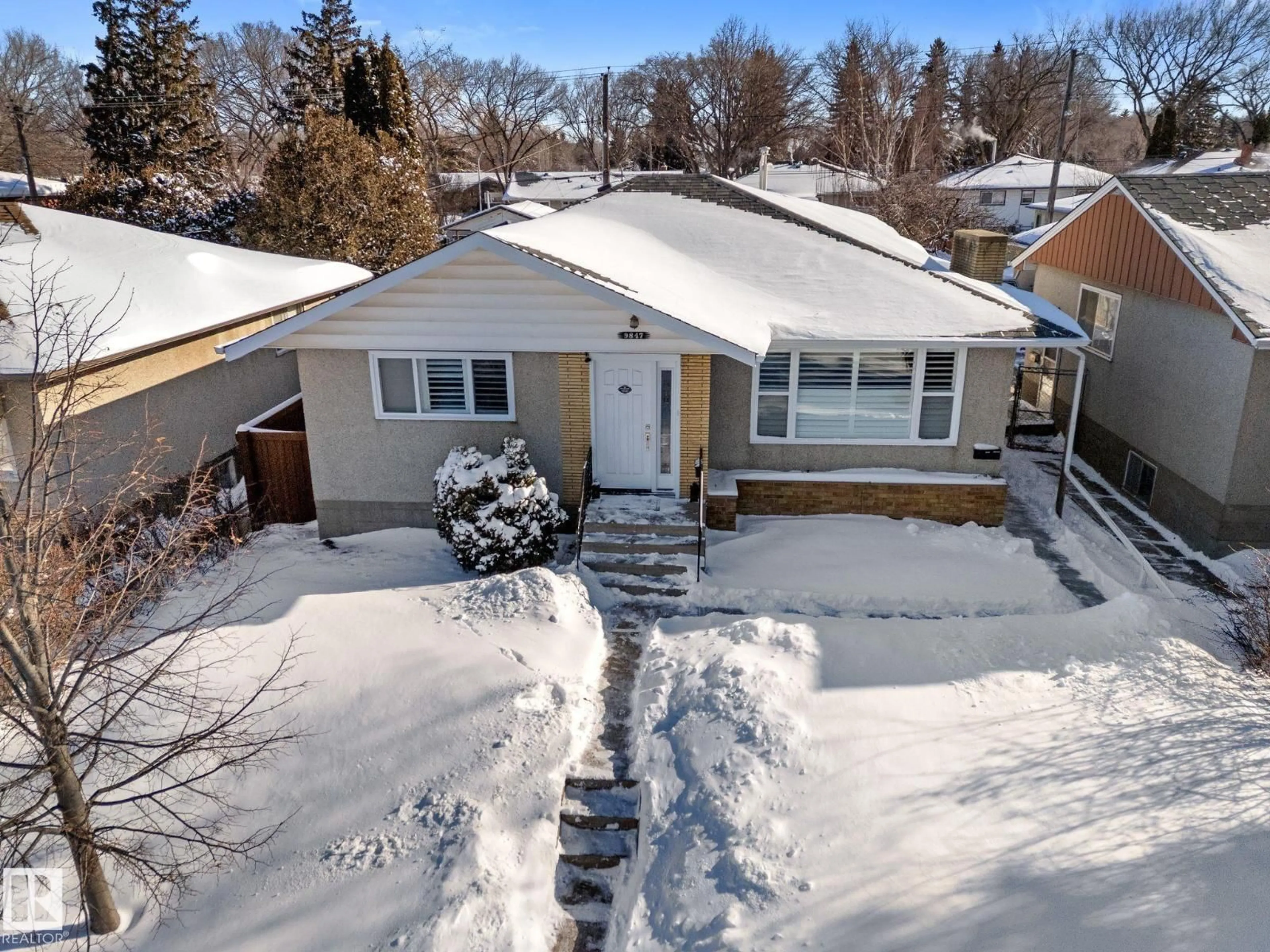 A pic from outside/outdoor area/front of a property/back of a property/a pic from drone, street for NW - 9847 79 ST, Edmonton Alberta T6A3G2