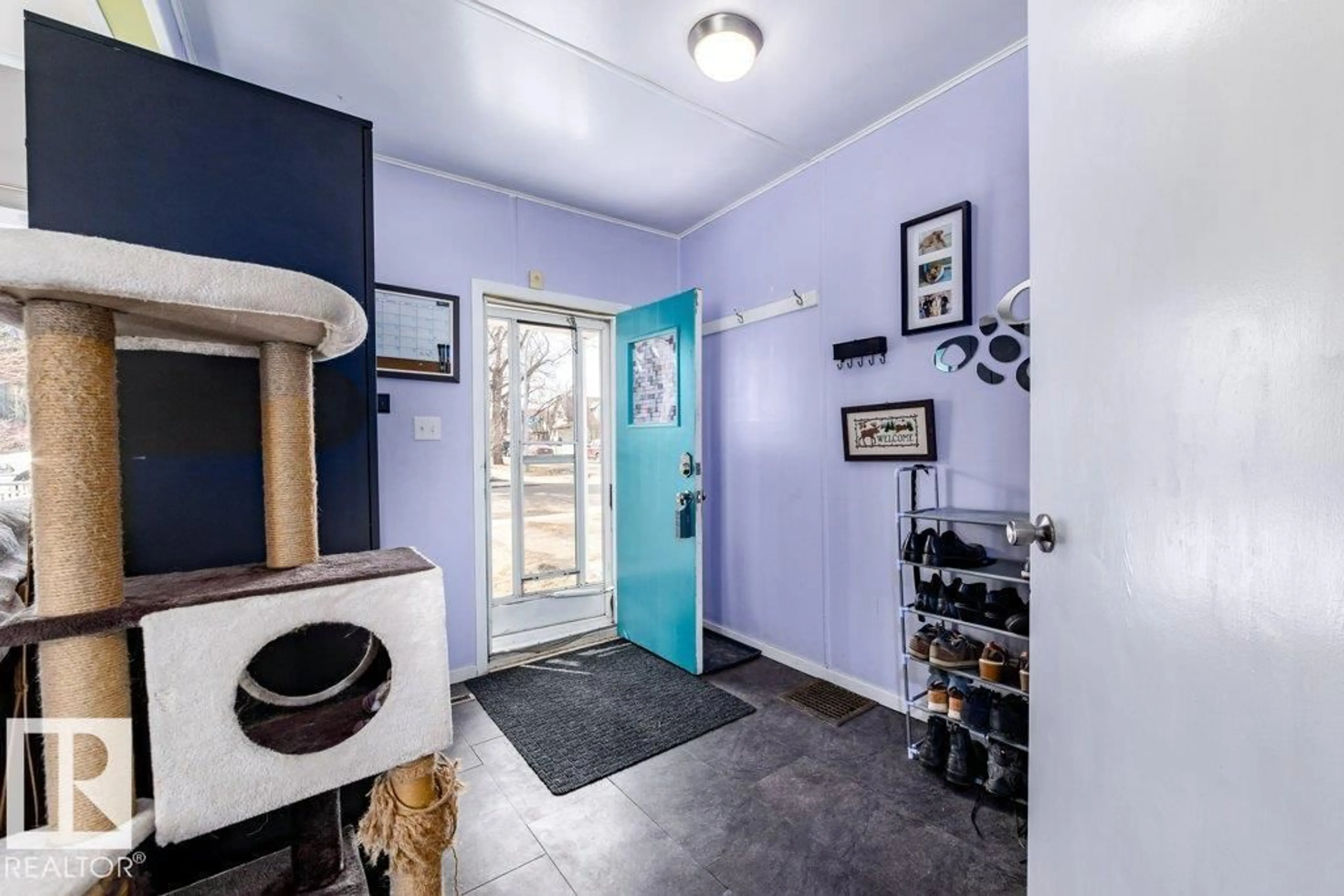 Indoor entryway for NW - 10933 93 ST, Edmonton Alberta T5H1Z1