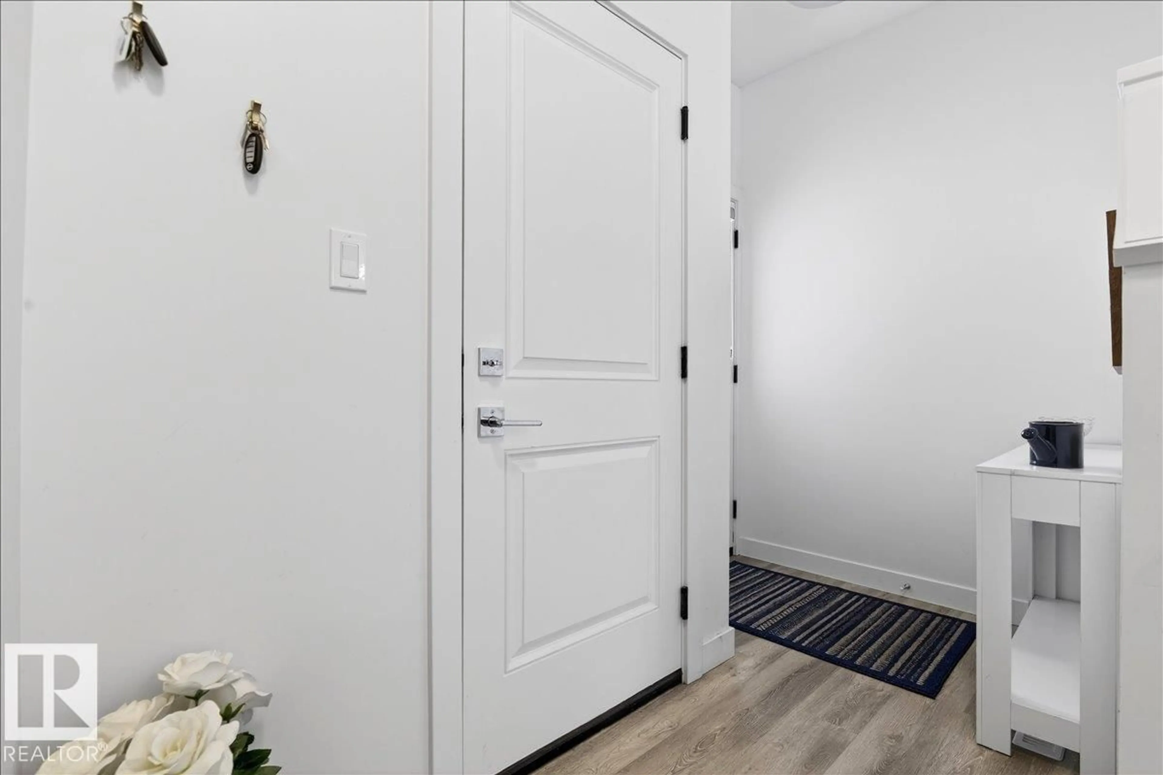 Indoor entryway for 67 5122 213A ST NW, Edmonton Alberta T6M1M6