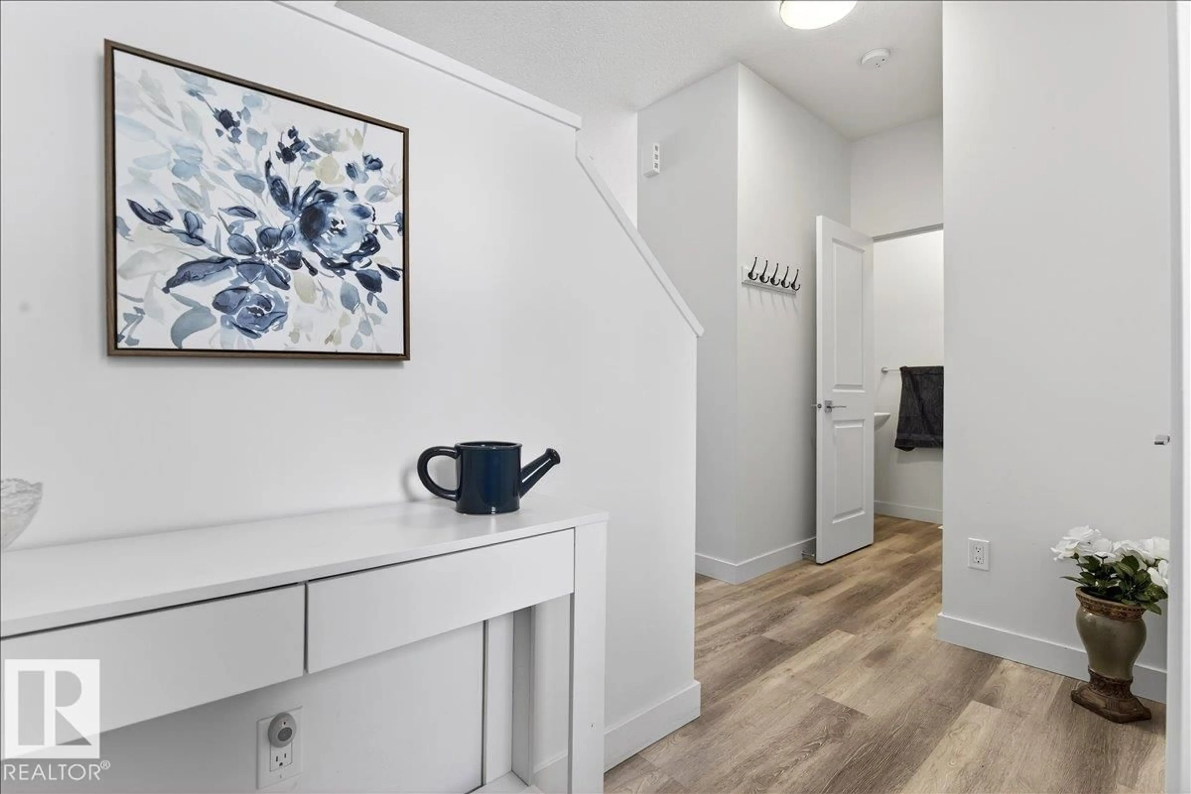 Indoor entryway for 67 5122 213A ST NW, Edmonton Alberta T6M1M6