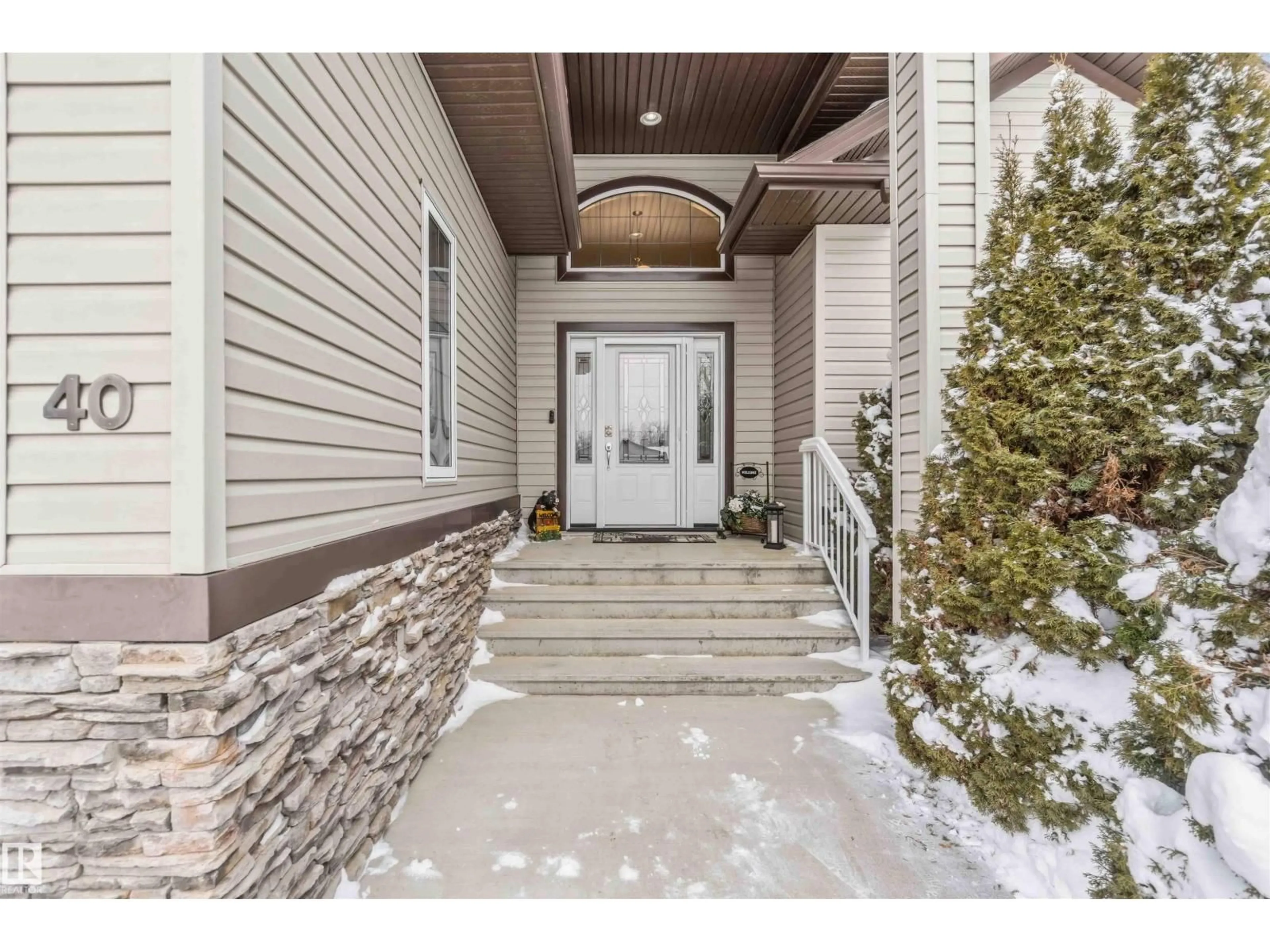 Indoor entryway for 40 LANDING TRAILS DR, Gibbons Alberta T0A1N0