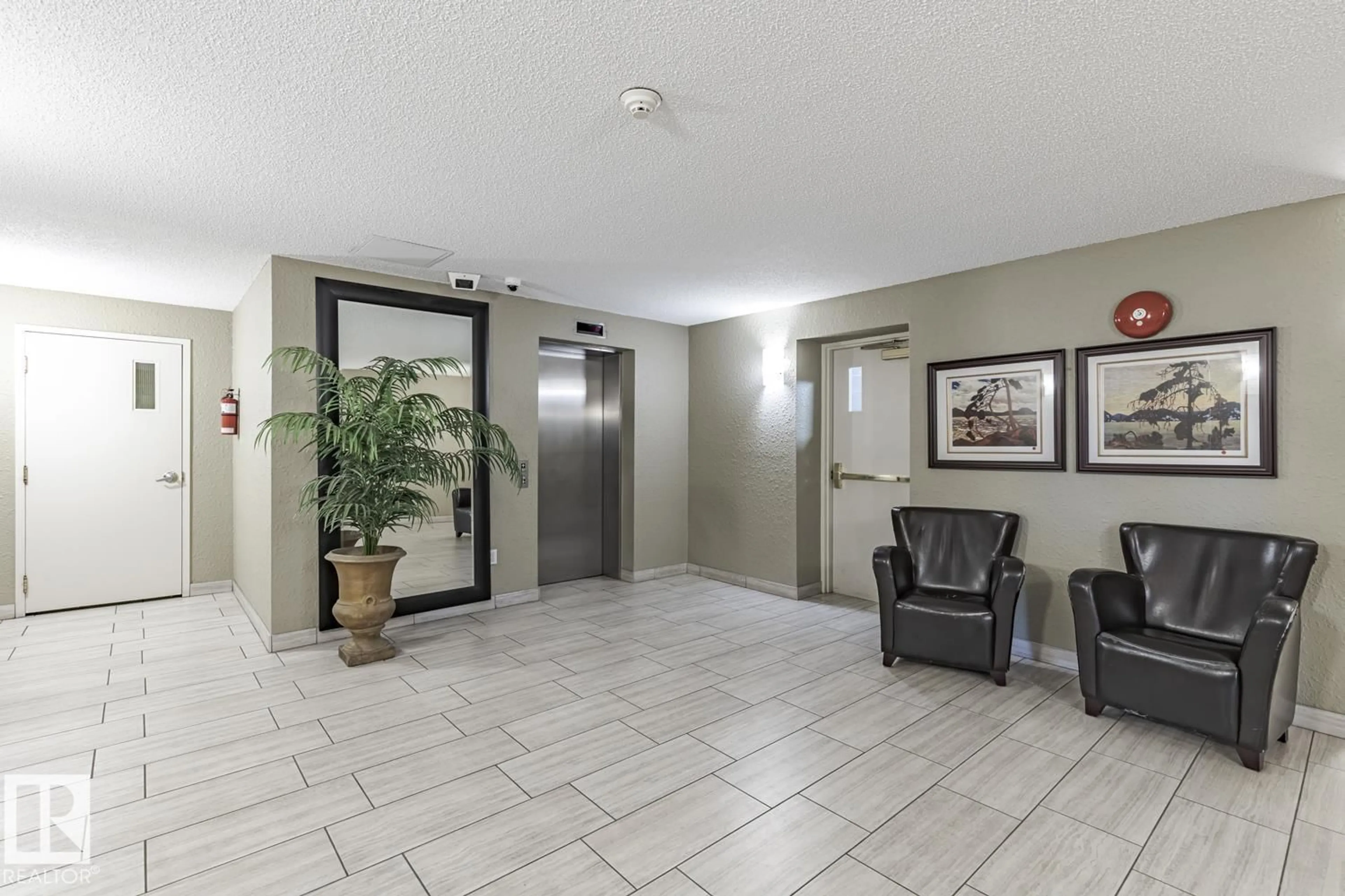 Indoor foyer for 3 - 516 PERRON ST, St. Albert Alberta T8W5Z5