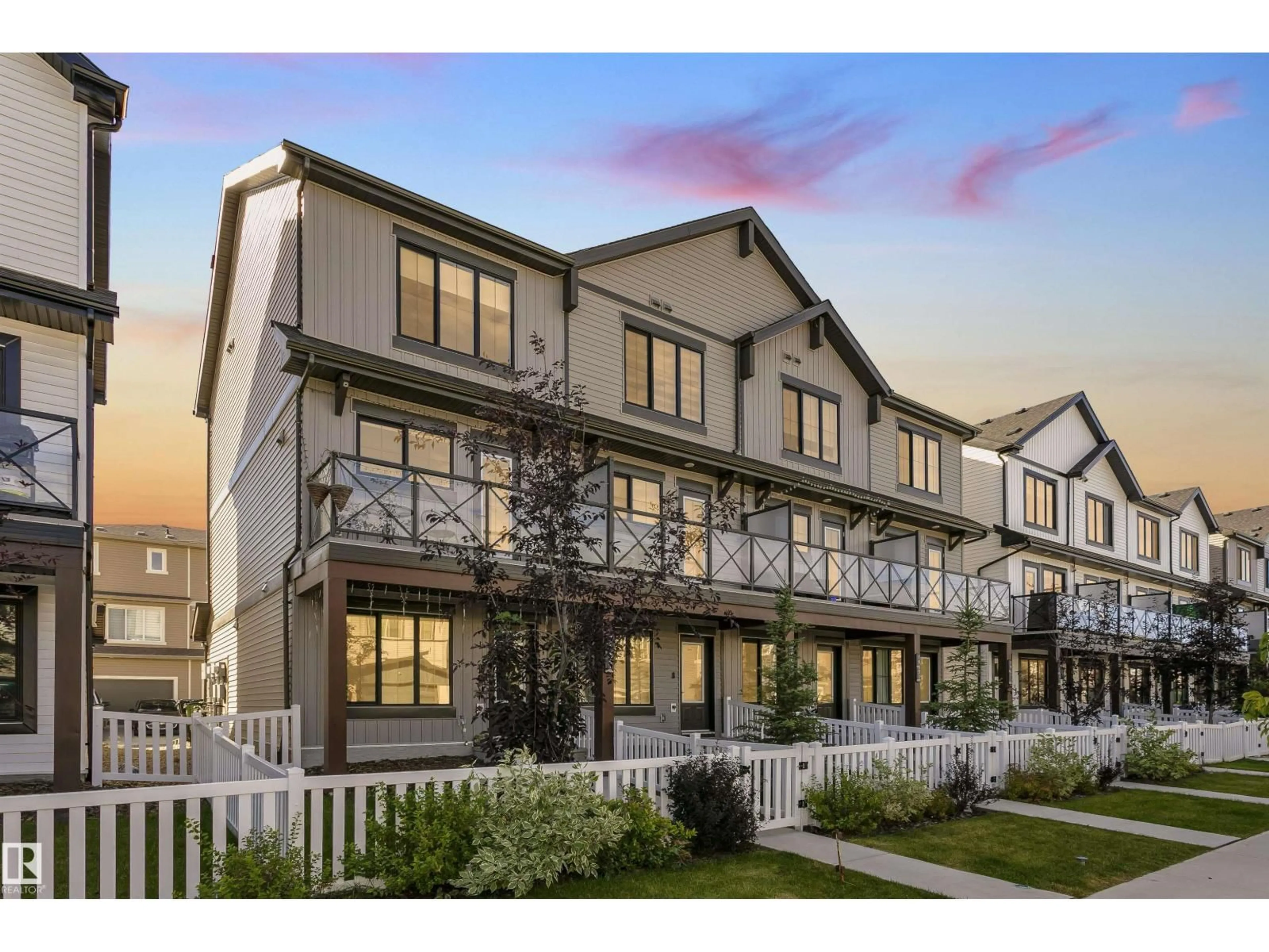 Home with vinyl exterior material, unknown for 19627 28 AV, Edmonton Alberta T6M0X2