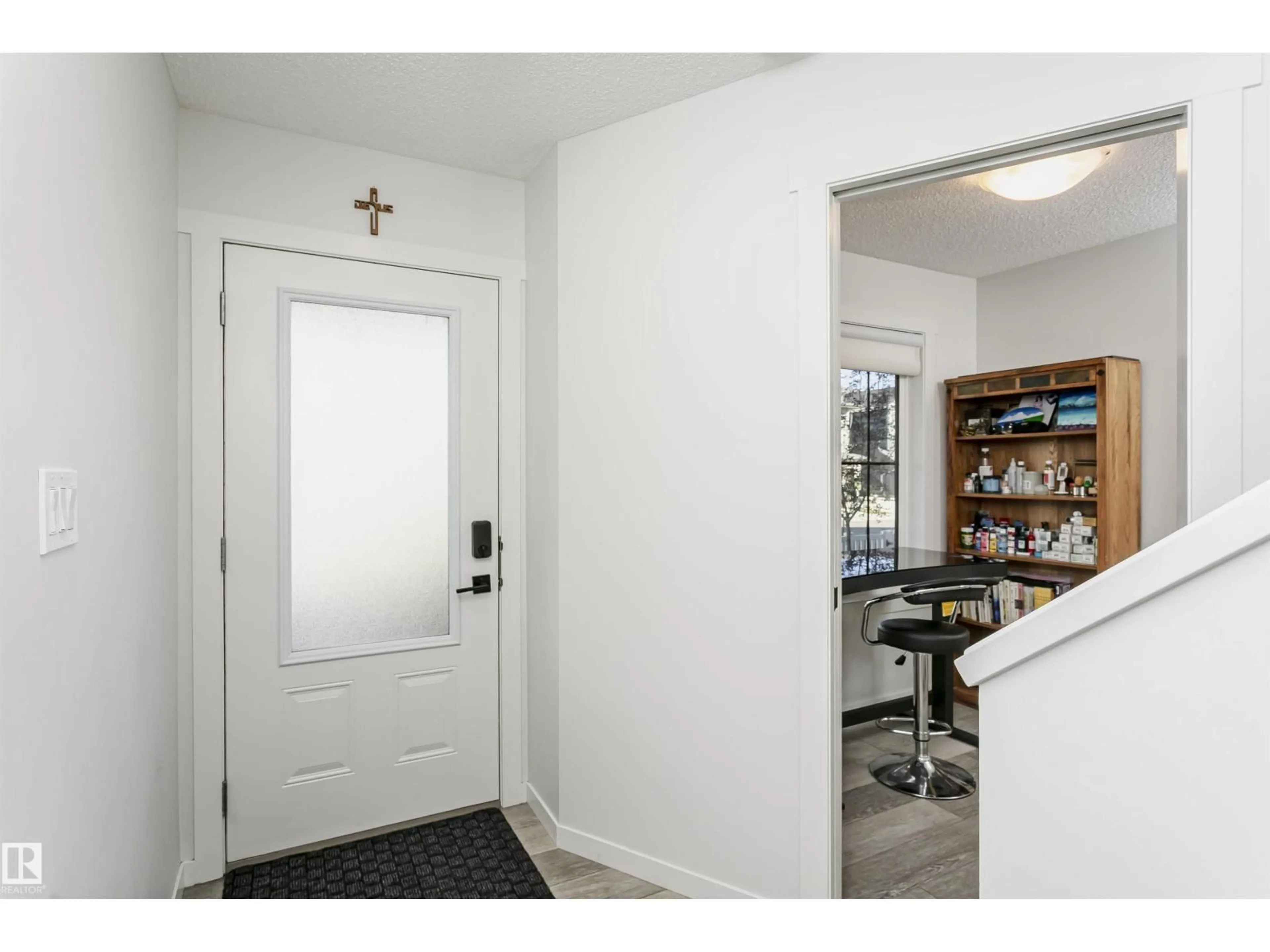 Indoor entryway for 19627 28 AV, Edmonton Alberta T6M0X2