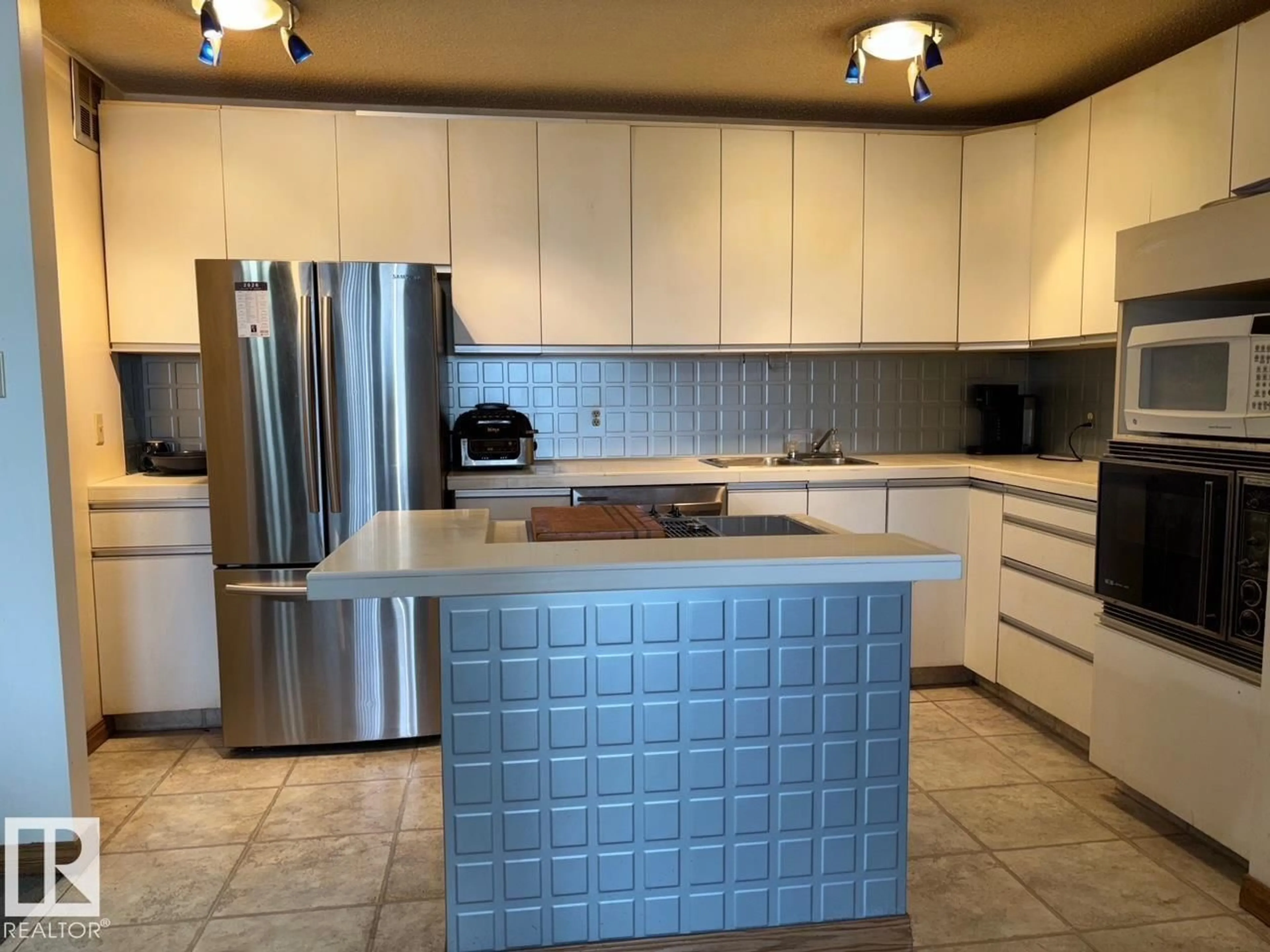 Standard kitchen, ceramic/tile floor for 8043 TUDOR GLEN, St. Albert Alberta T8N3V3