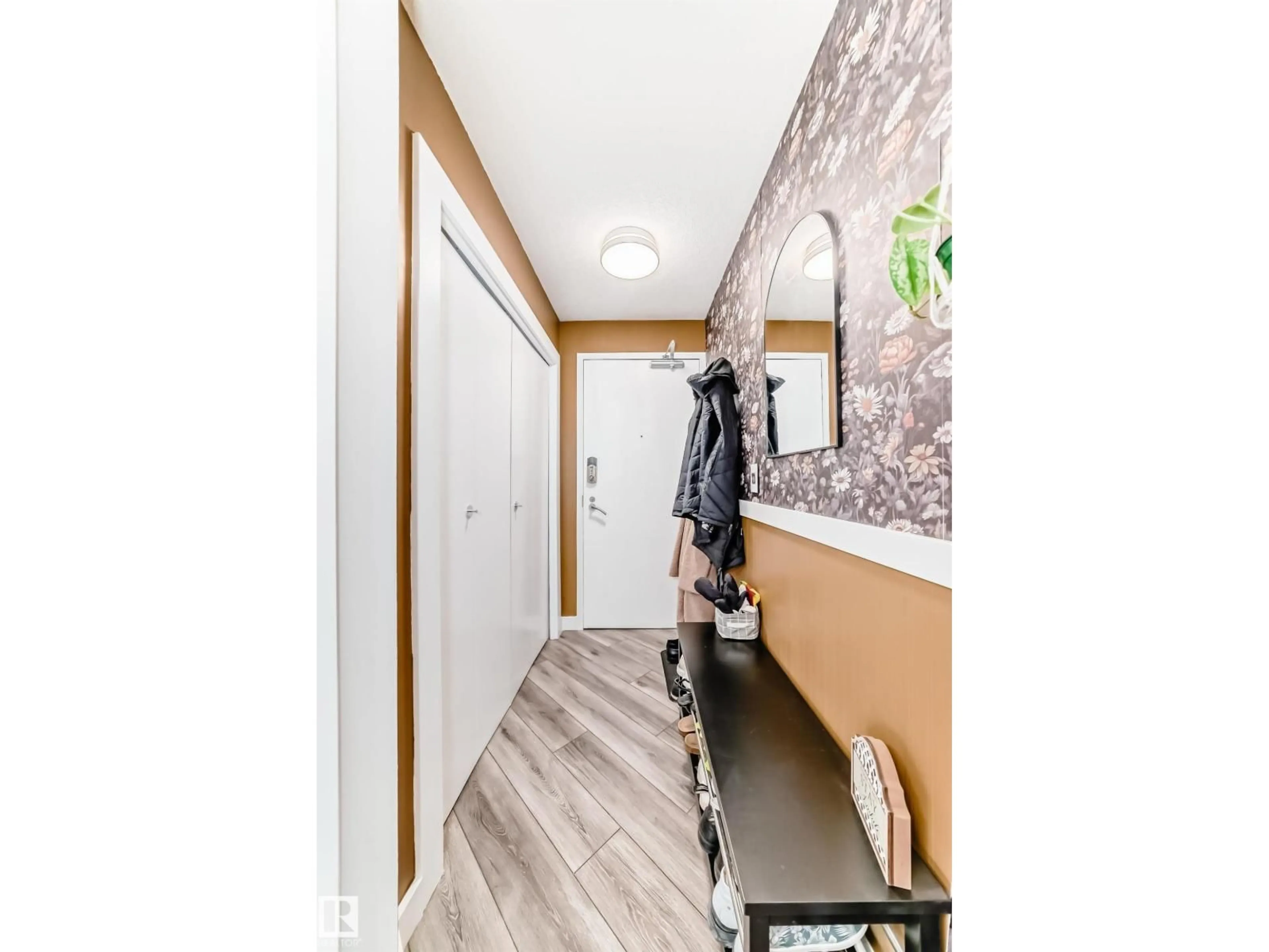 Indoor entryway for 2004 - 10136 104 ST, Edmonton Alberta T5J0B5