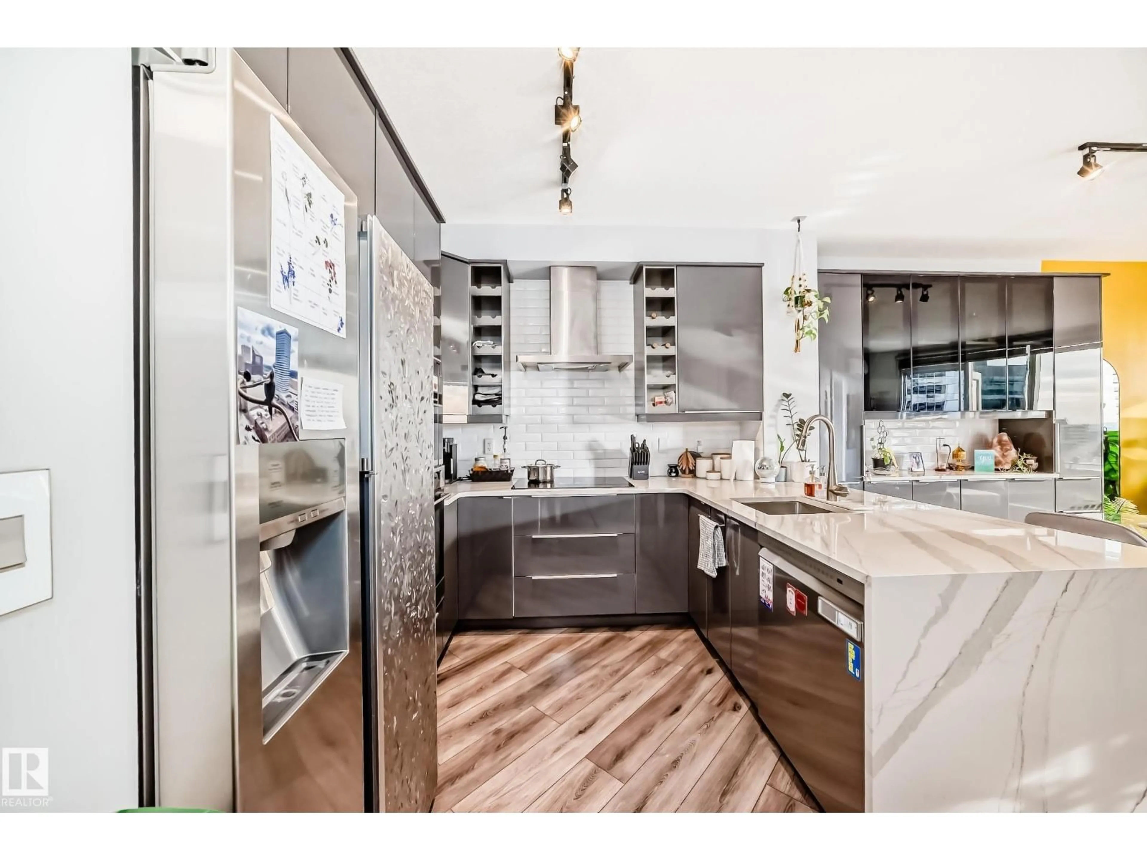 Contemporary kitchen, unknown for 2004 - 10136 104 ST, Edmonton Alberta T5J0B5