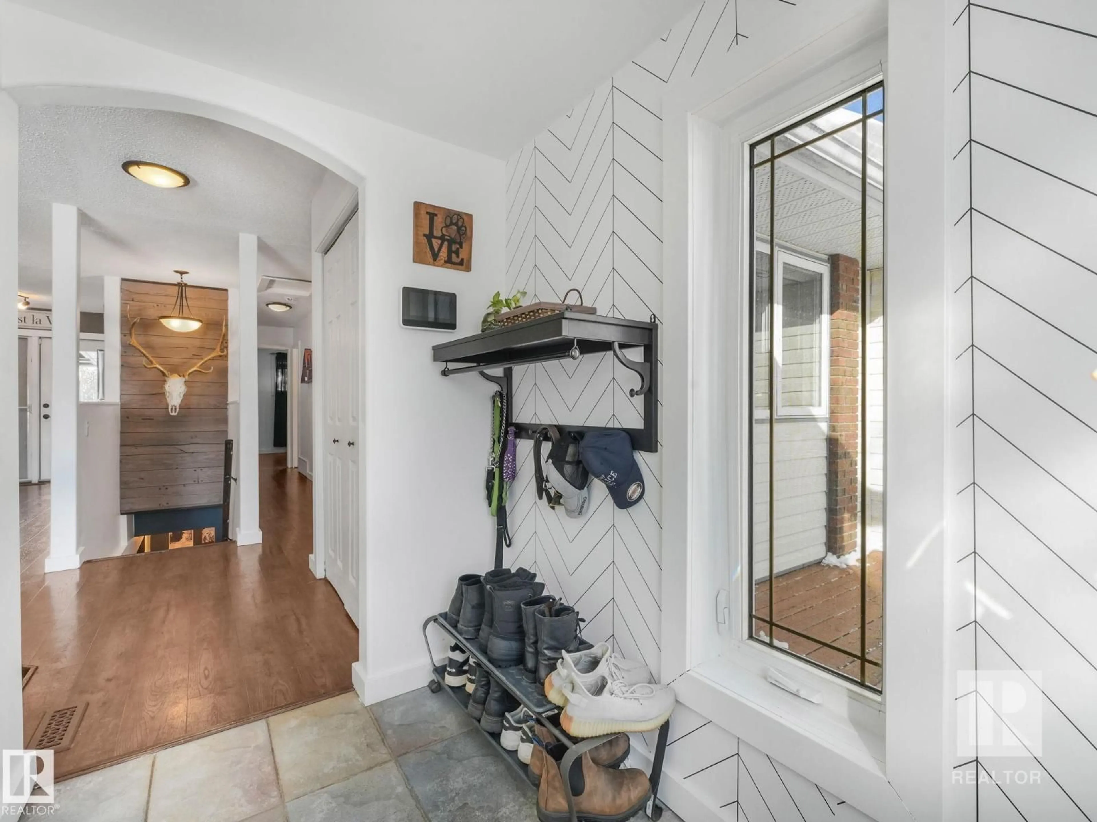 Indoor entryway for 4504 48 AV, Onoway Alberta T0E1V0