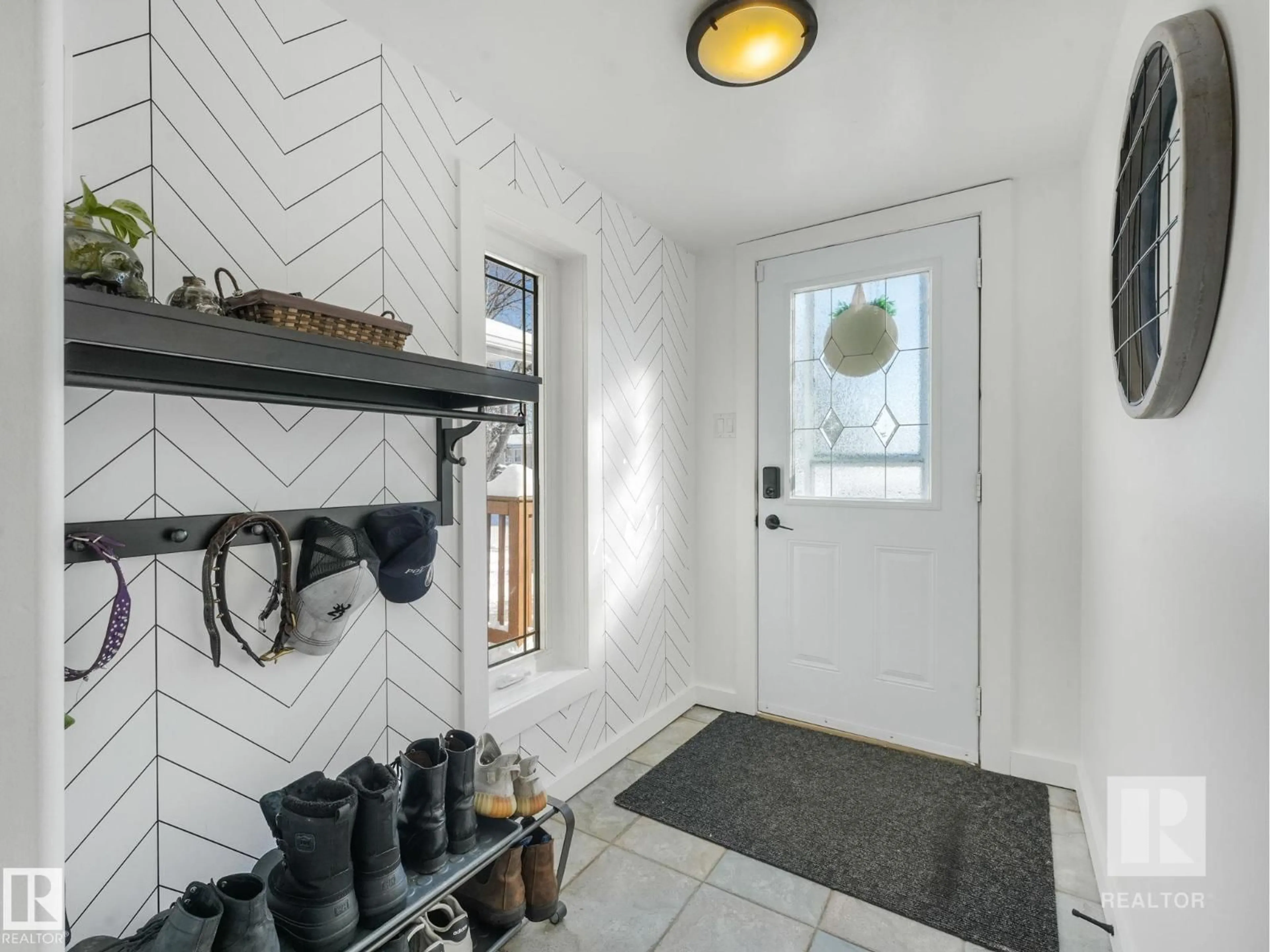 Indoor entryway for 4504 48 AV, Onoway Alberta T0E1V0