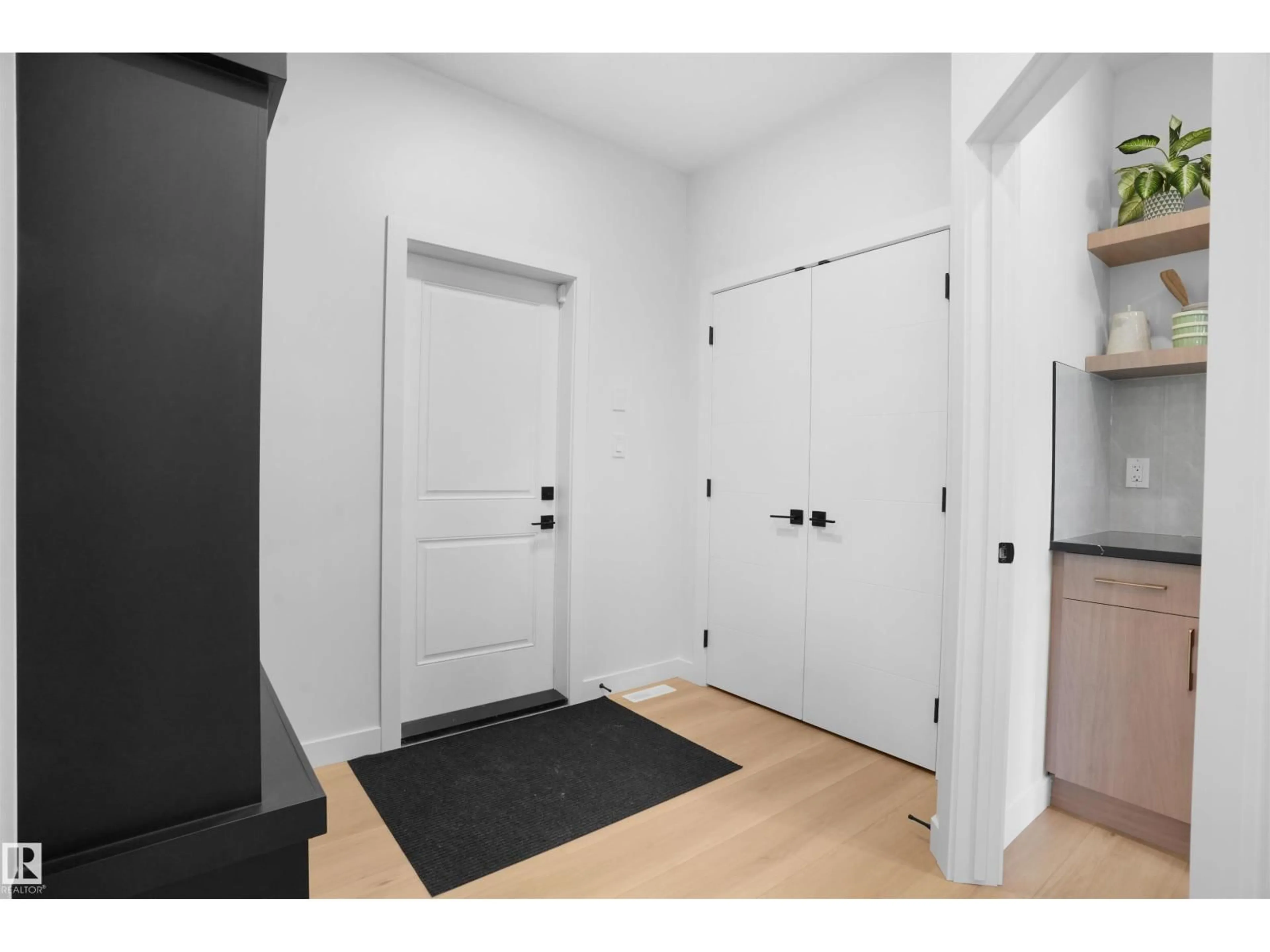 Indoor entryway for 3327 CHERNOWSI WAY, Edmonton Alberta T6W5H2