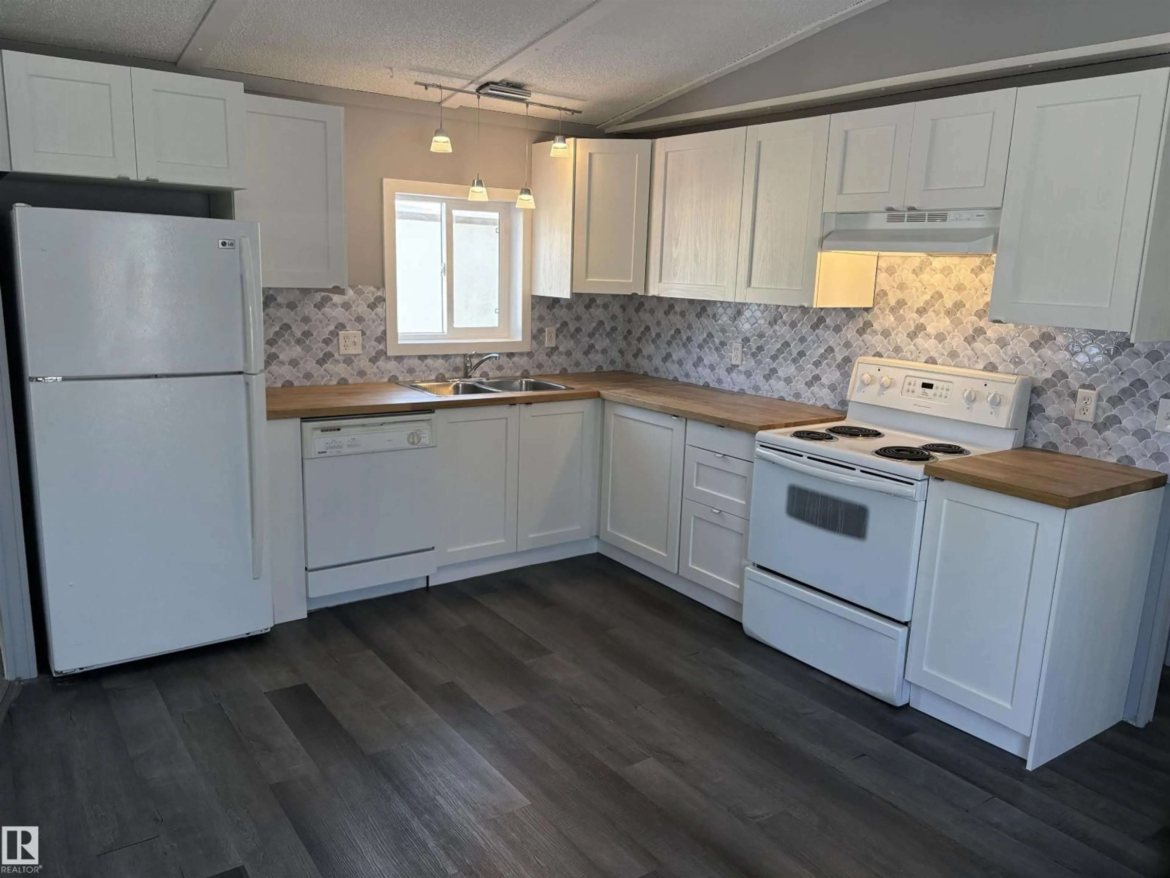 Standard kitchen, wood/laminate floor for 8 EVERGREEN PARK DR, Edmonton Alberta T5Y6L6