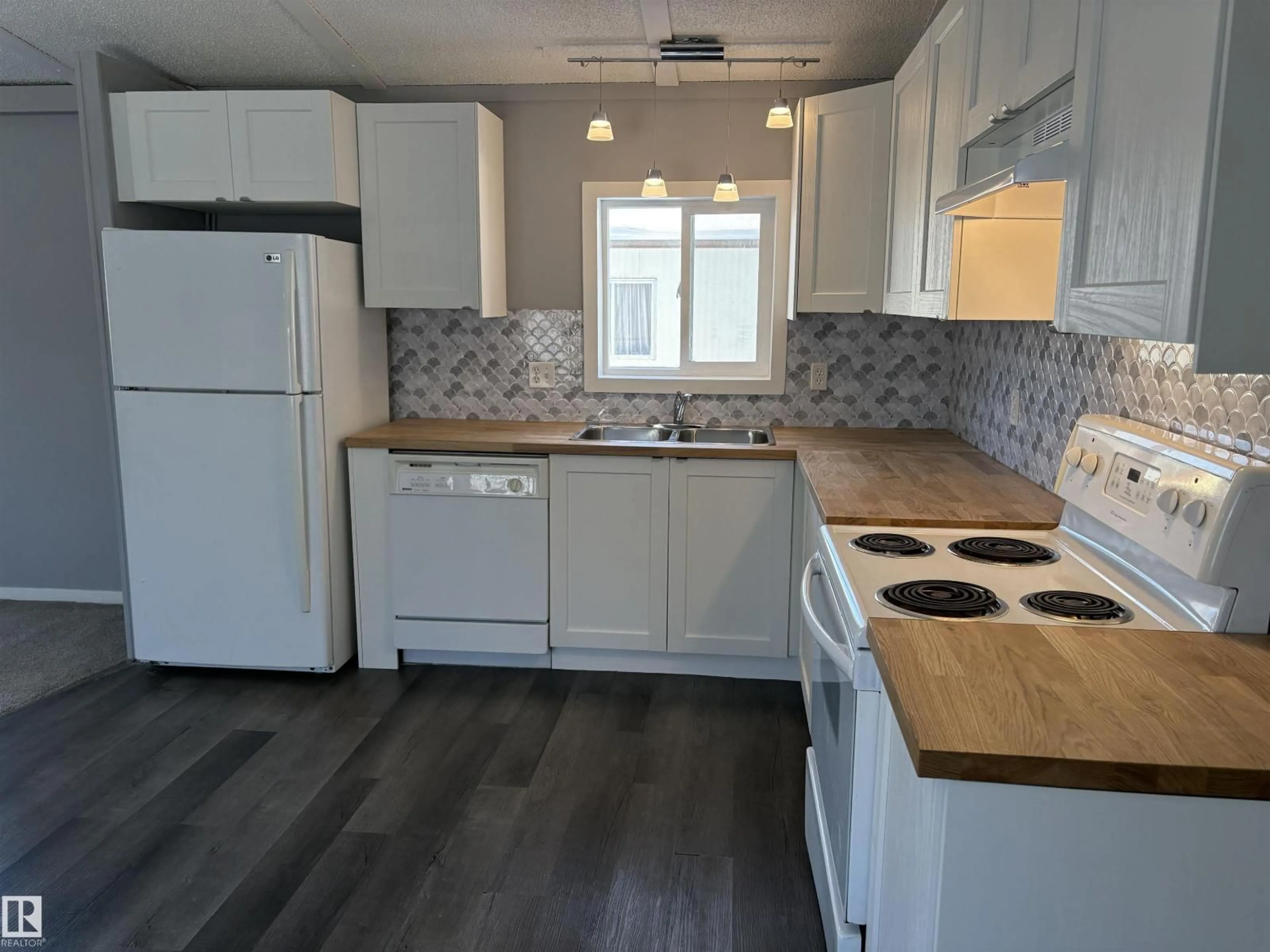 Standard kitchen, wood/laminate floor for 8 EVERGREEN PARK DR, Edmonton Alberta T5Y6L6