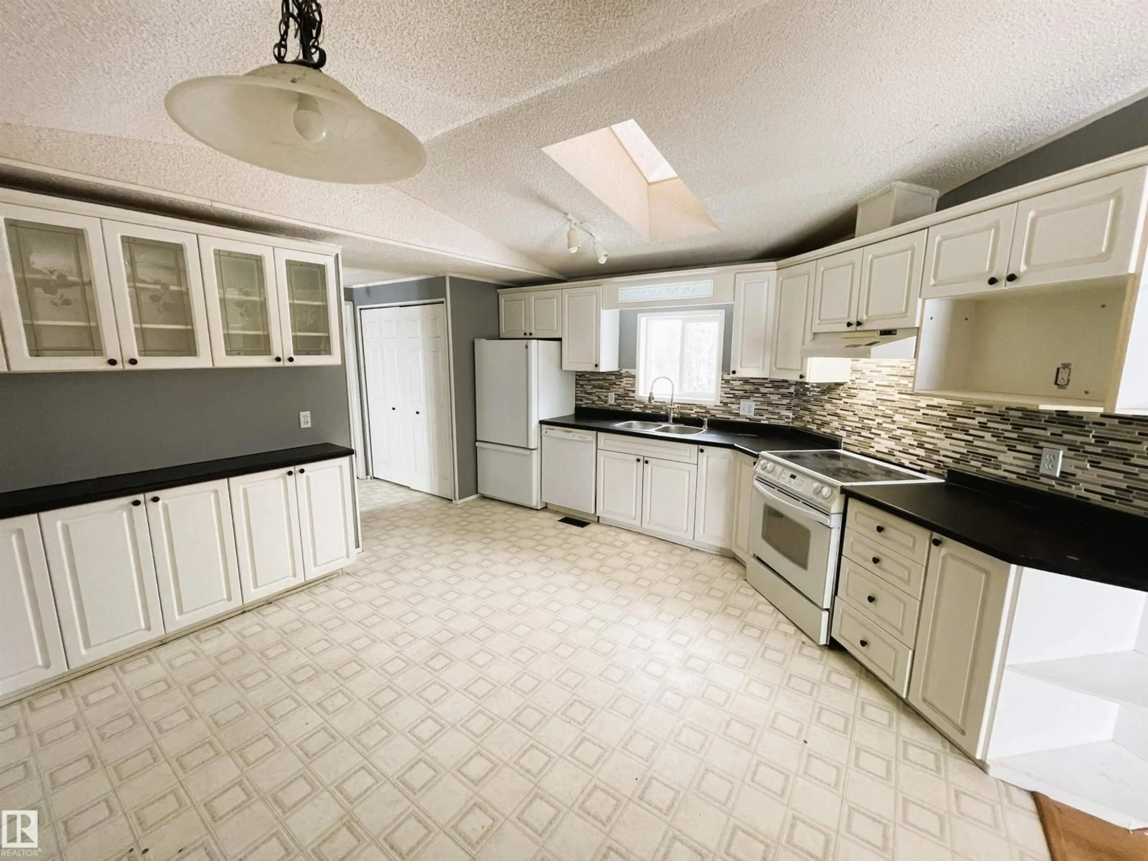 Open concept kitchen, ceramic/tile floor for 59502 RGE RD 102, Rural St. Paul County Alberta T0A2K0