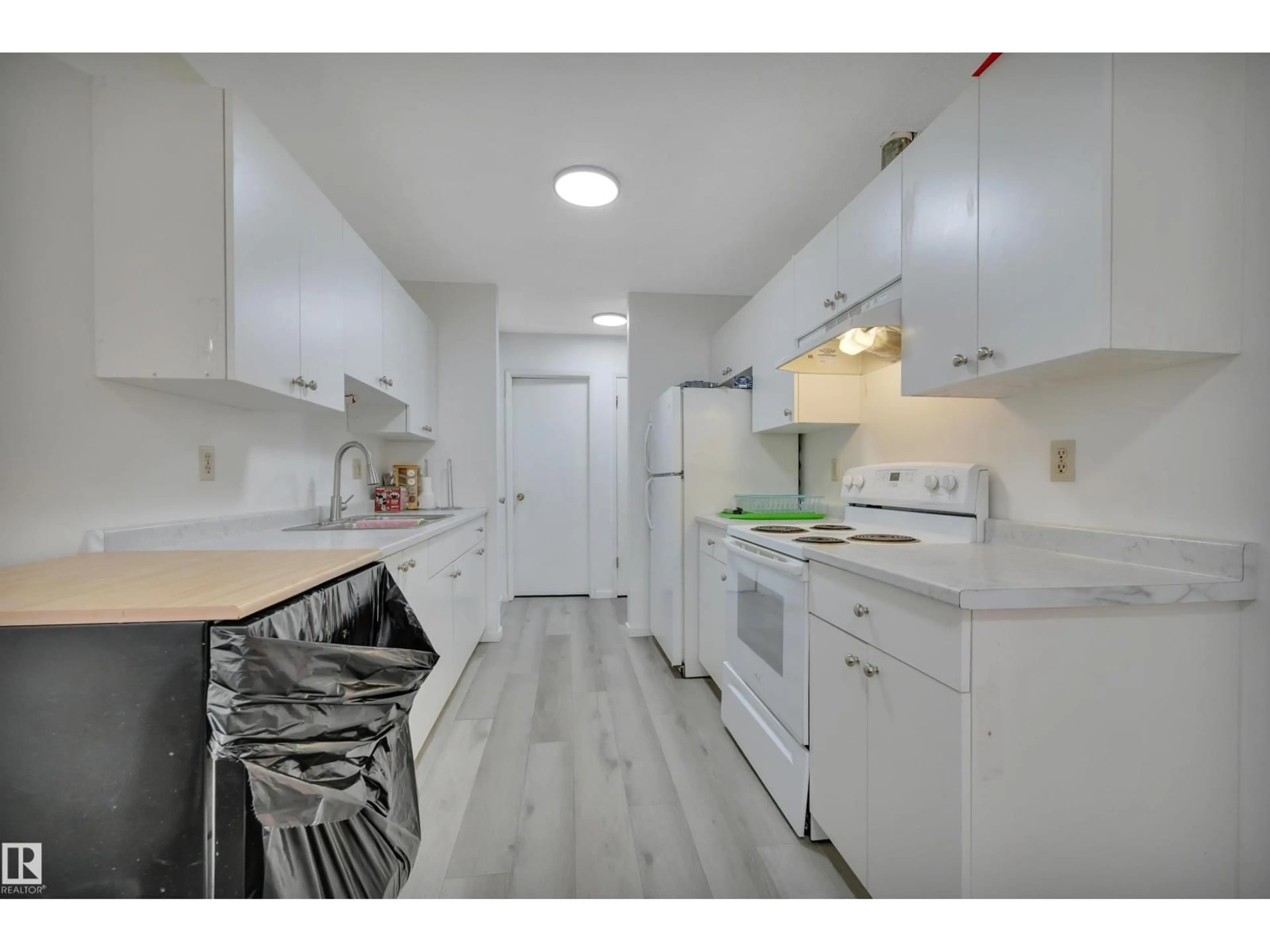 Standard kitchen, unknown for NW - 8216-8222 120 AV, Edmonton Alberta T5B0X9