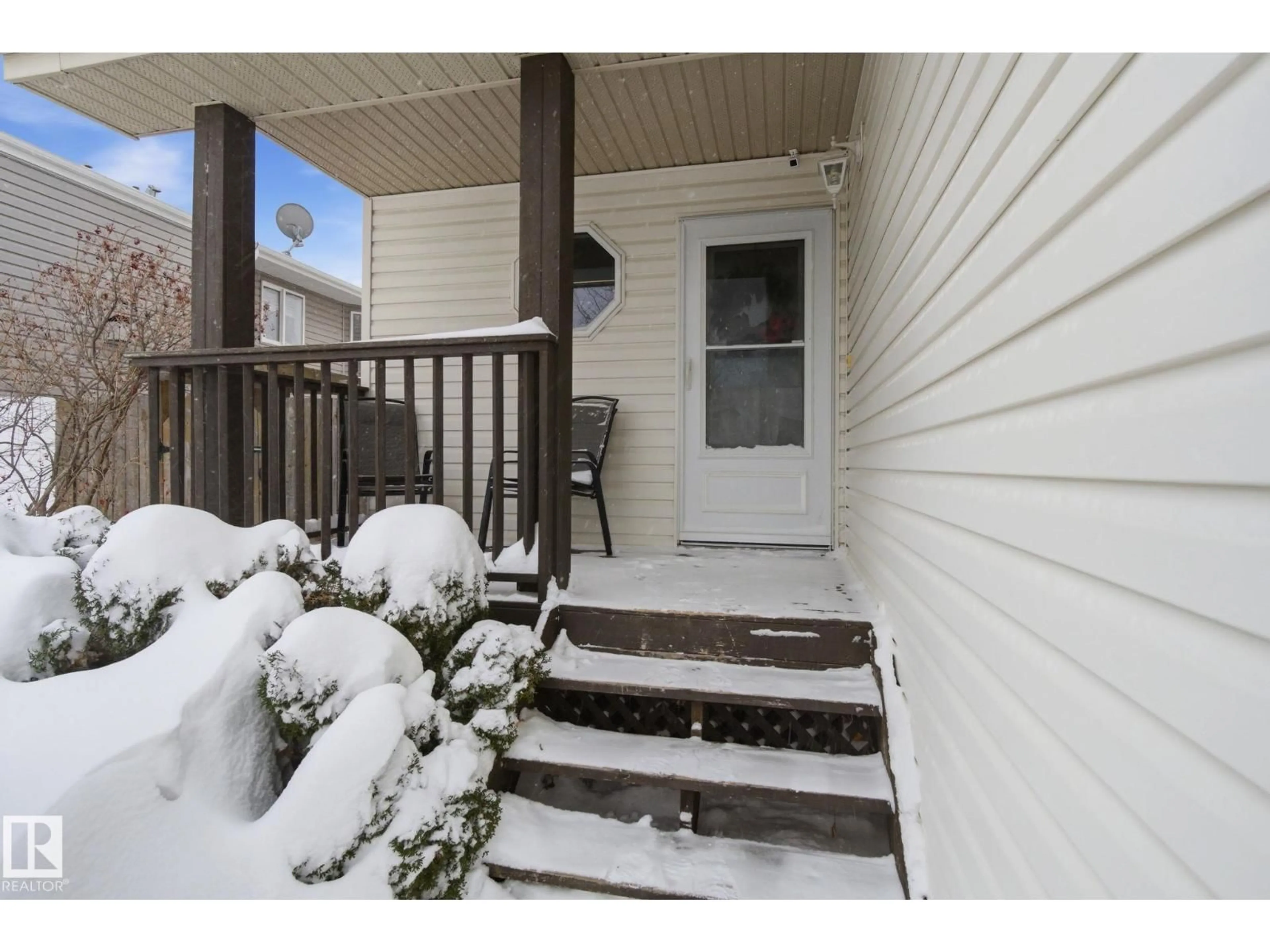 Indoor entryway for 5302 57 AV, Stony Plain Alberta T7Z2M6