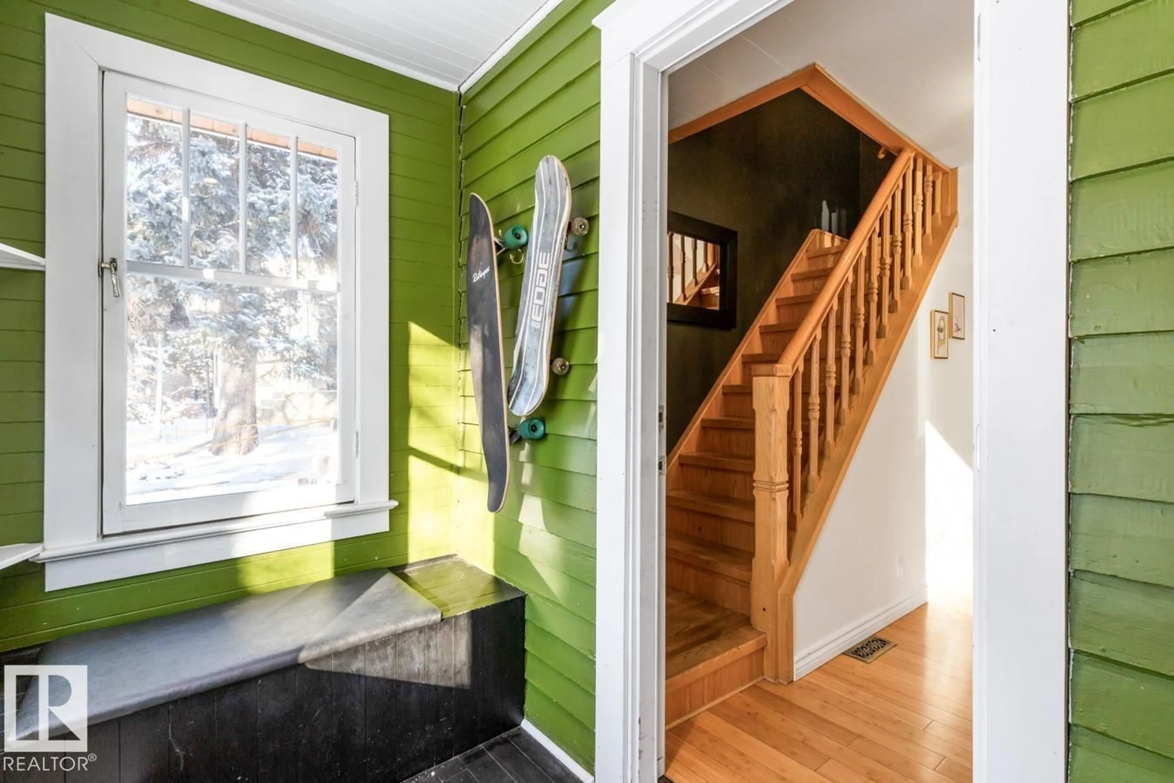 Indoor entryway for 9319 95 ST, Edmonton Alberta T6C3X1